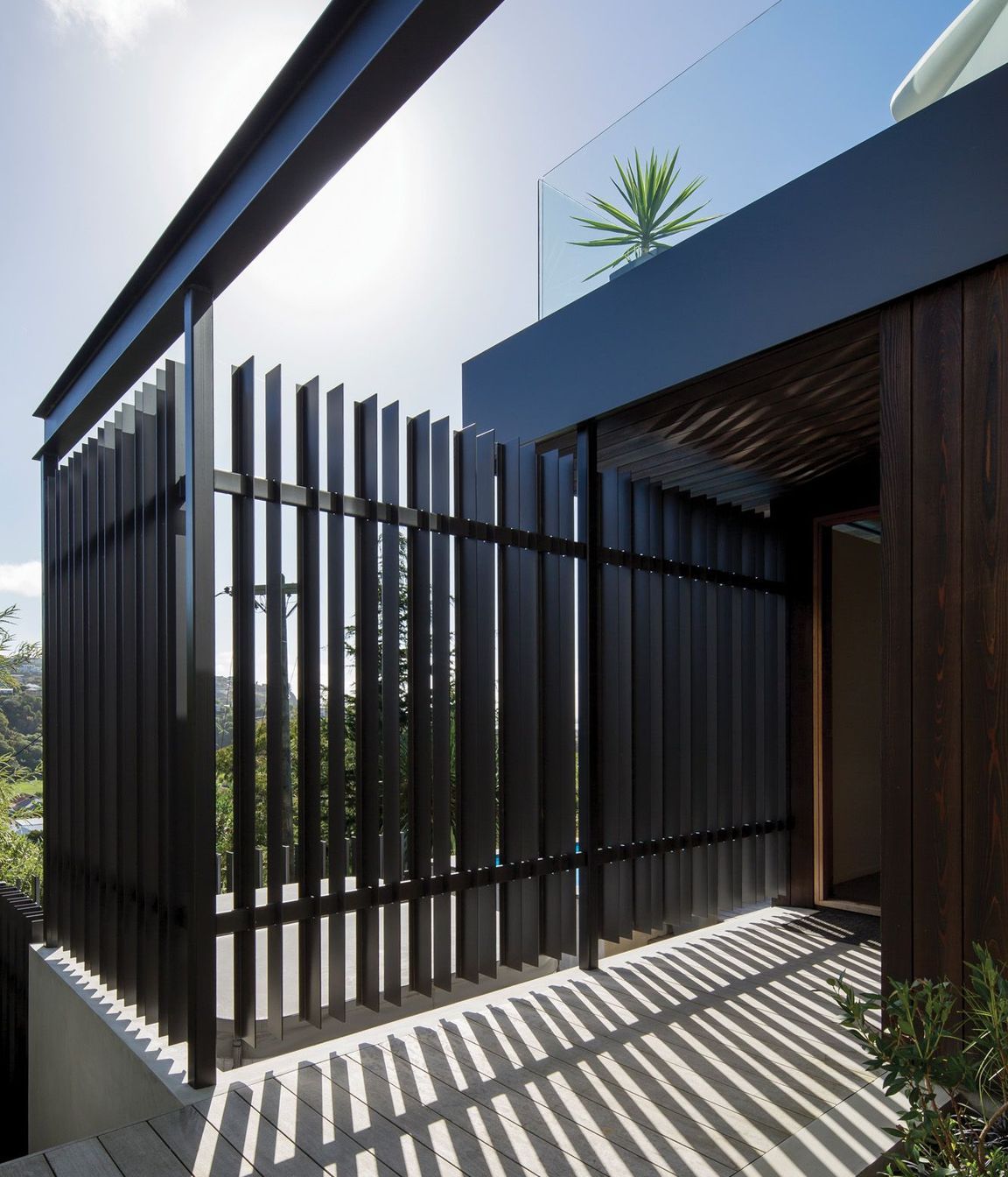 Exposed steel beams are a nod to Californian mid-century modernism.