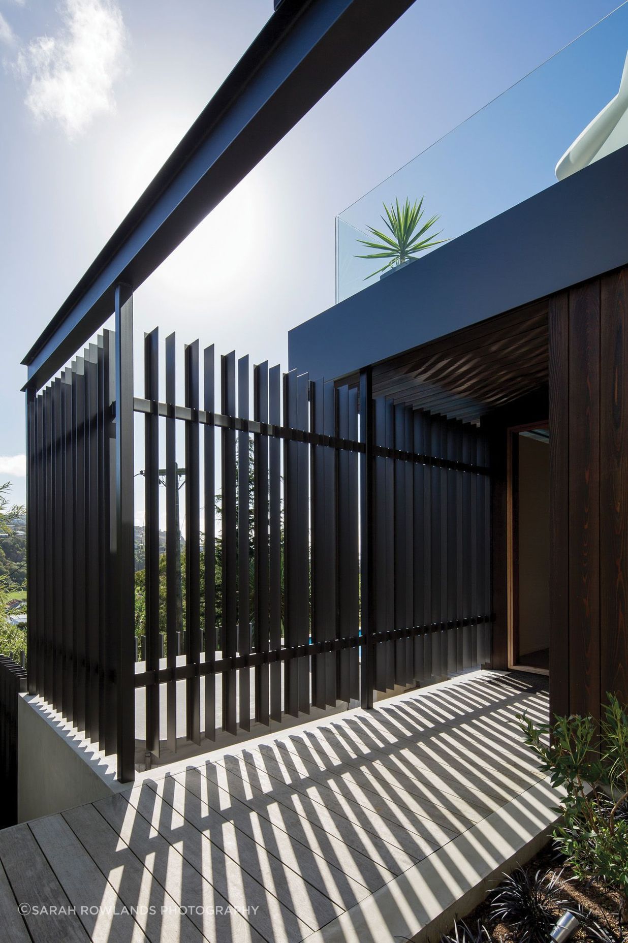 Exposed steel beams are a nod to Californian mid-century modernism.