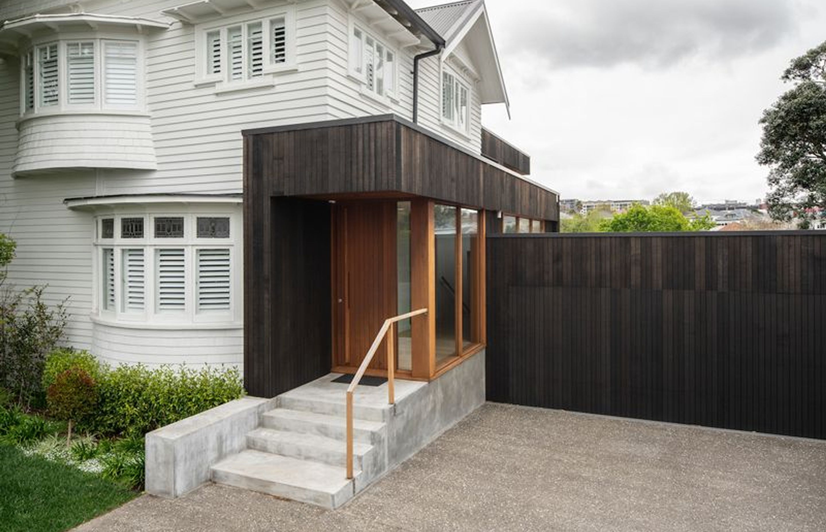 At the entranceway, there’s just a hint of what’s to come; a glimpse of the contemporary additions as it expands into the private, rear of the building where the neighbouring houses drop away to the west.