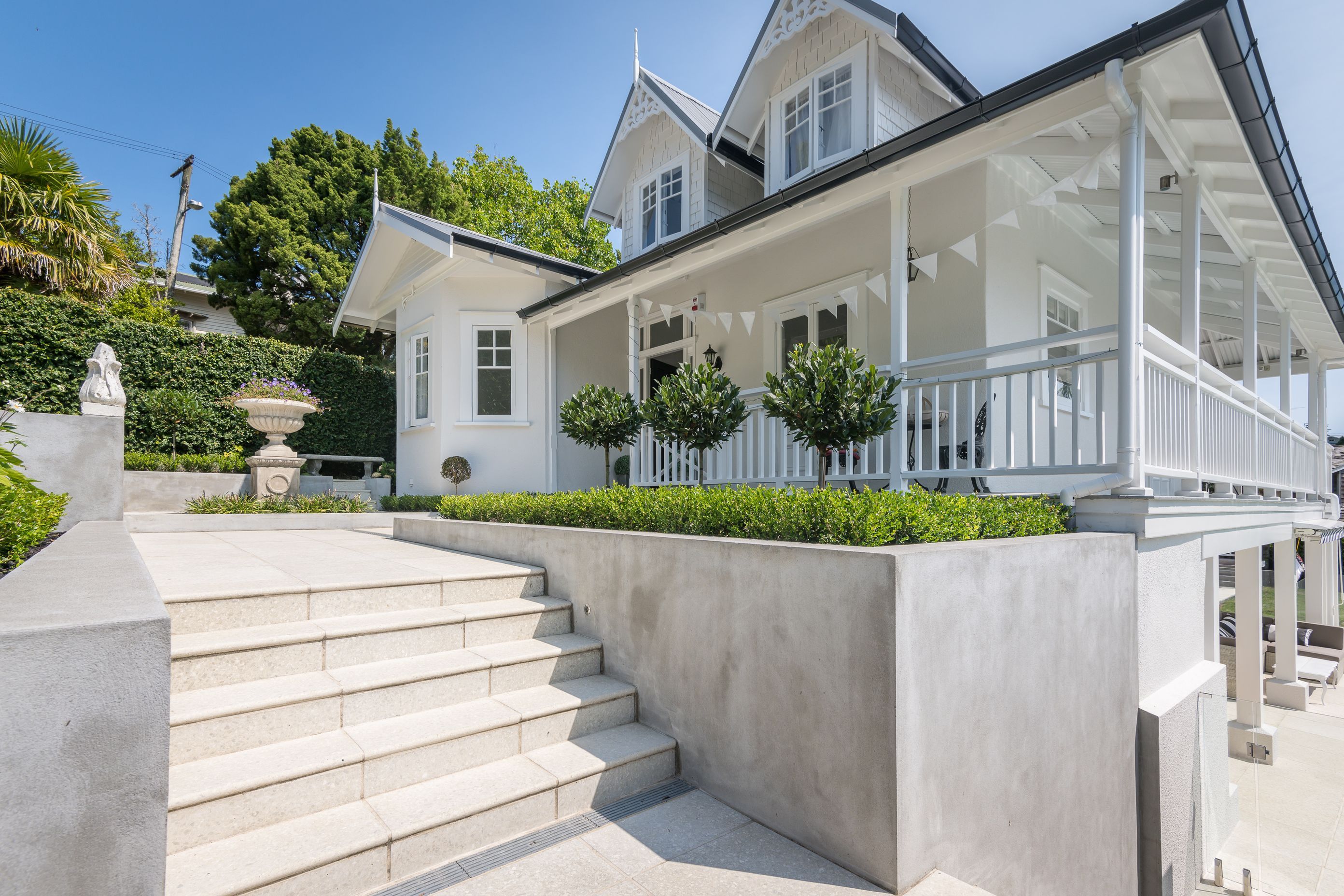 Jagas Bullnose Coping on Stairs - Limestone (Concrete, Terrazzo)