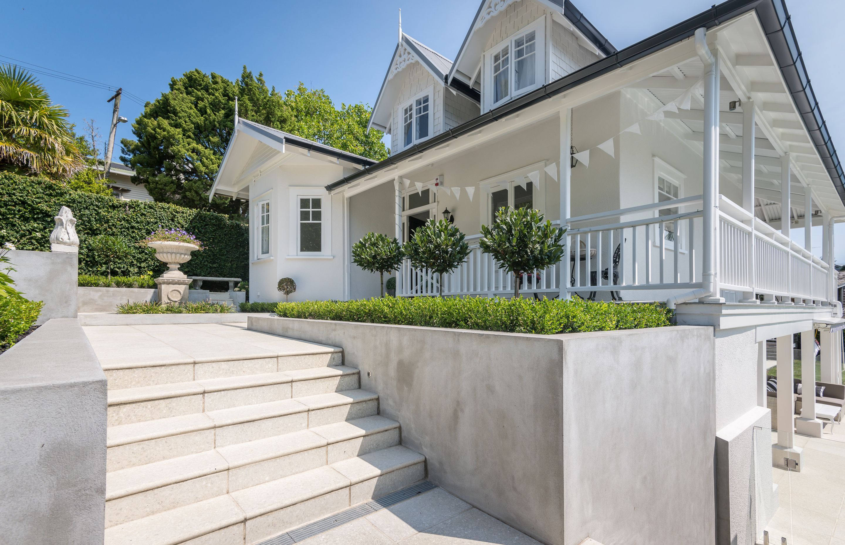 Jagas Bullnose Coping on Stairs - Limestone (Concrete, Terrazzo)