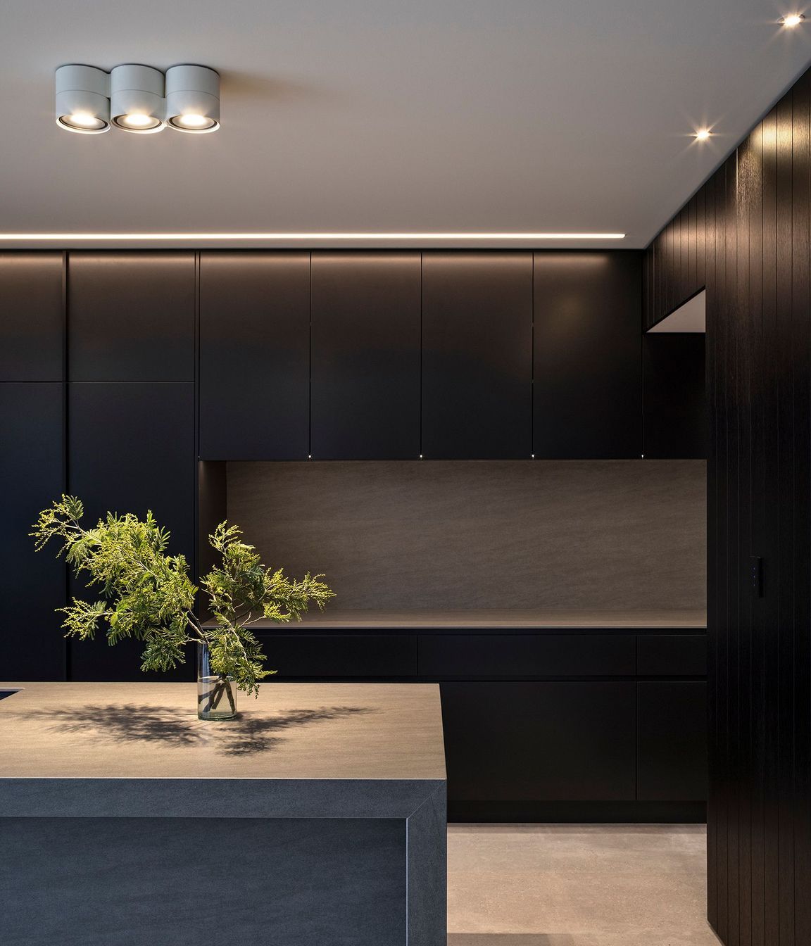 Bold lines and dark tones impart a masculine feel, which is tempered by the richly textured materials.