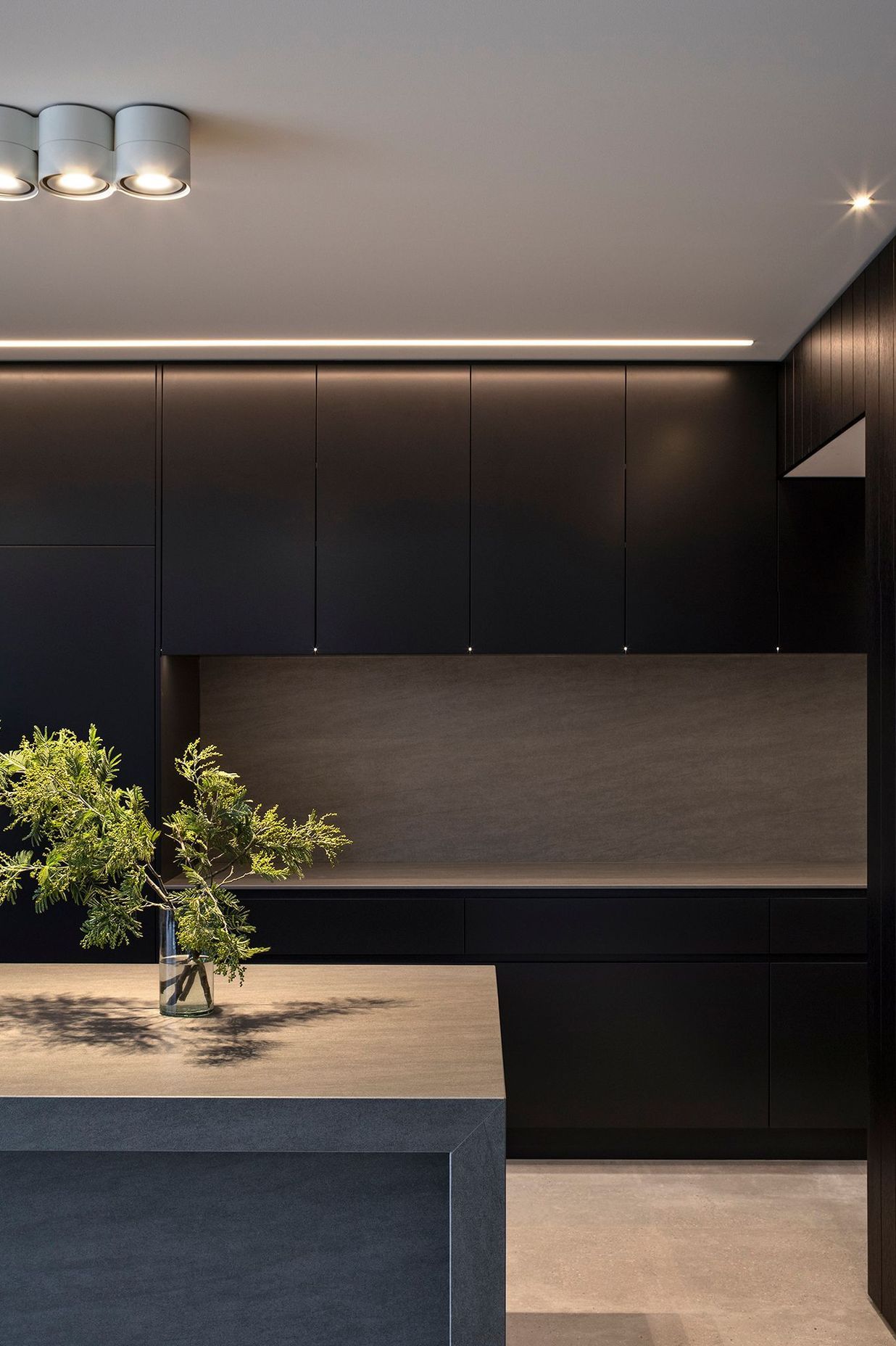 Bold lines and dark tones impart a masculine feel, which is tempered by the richly textured materials.