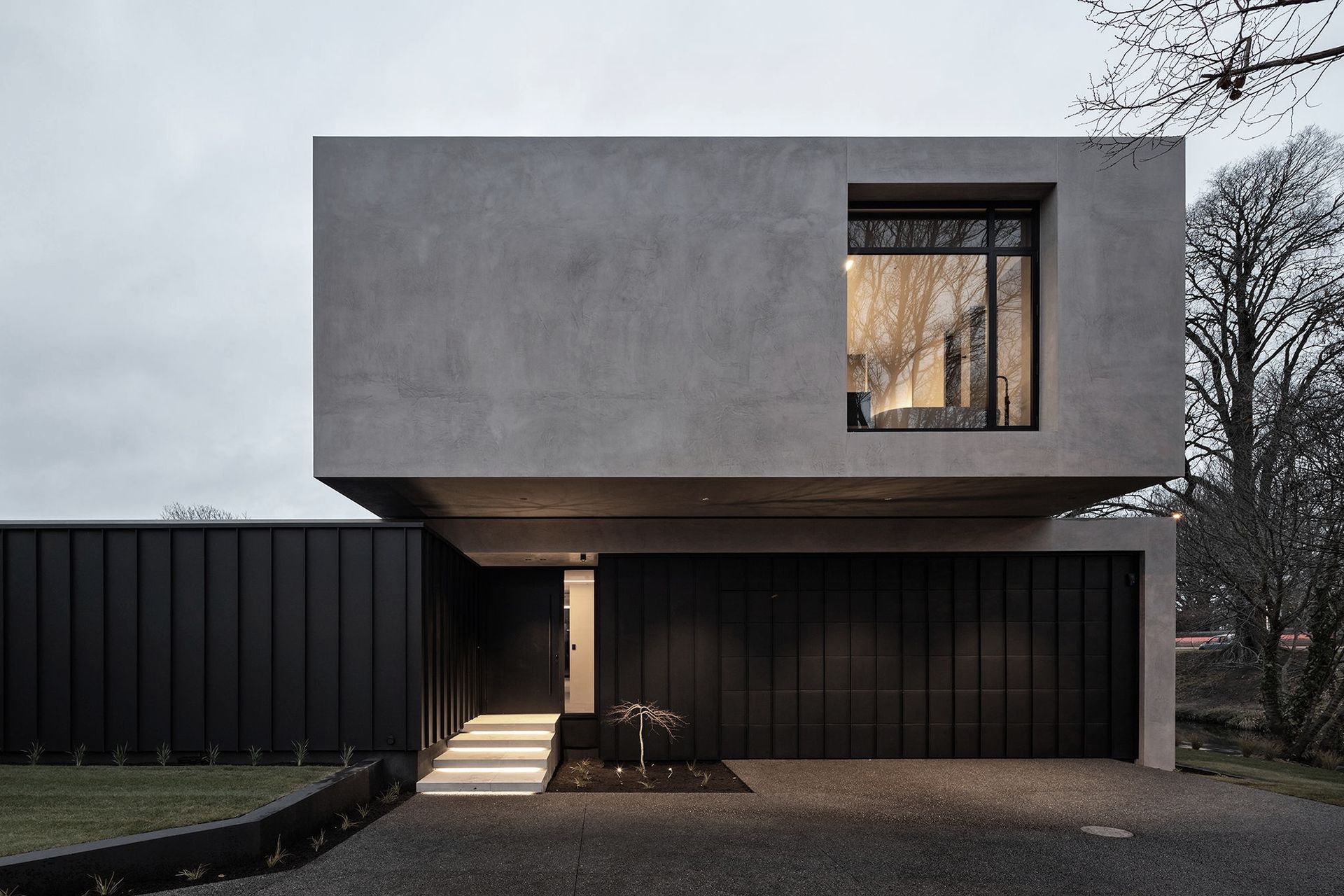 Subtle separation of forms allows the upper level to float freely over the lower—an elegant detail that gives a lightness to the powerful western elevation.