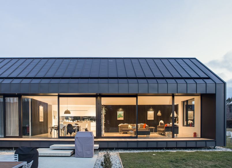Roof to wall detail with Eurotray® Angle Seam