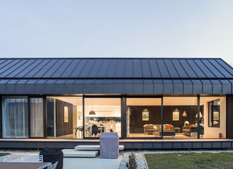Roof to wall detail with Eurotray® Angle Seam