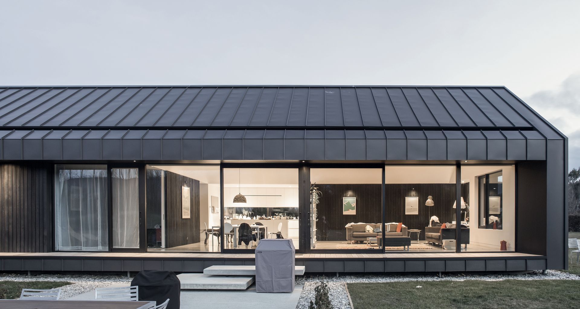 Roof to wall detail with Eurotray® Angle Seam banner