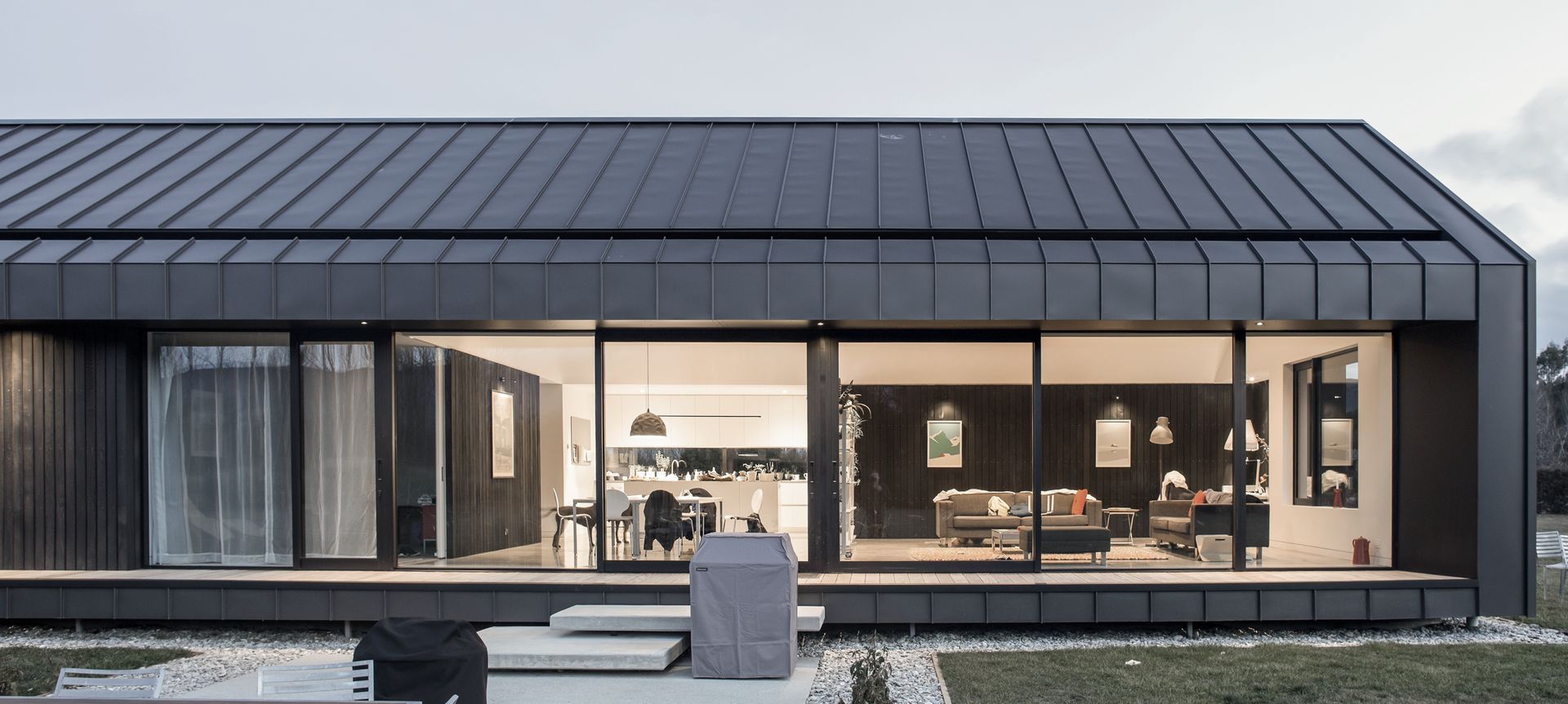 Roof to wall detail with Eurotray® Angle Seam banner