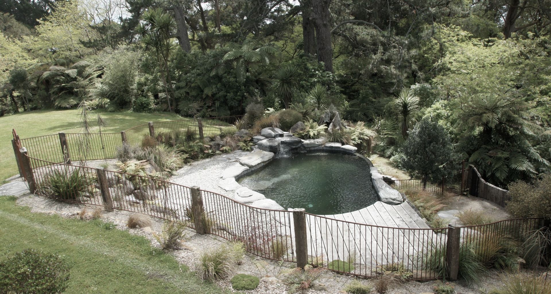 Infinity edge natural style swimming pool and Corten steel pool fencing