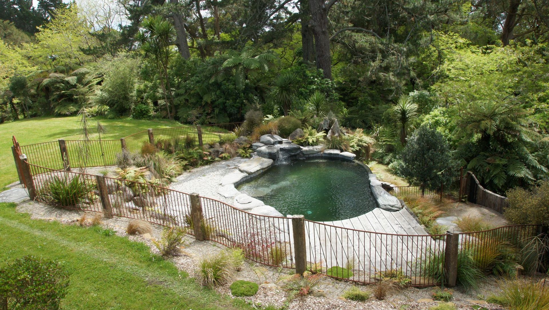 Infinity edge natural style swimming pool and Corten steel pool fencing