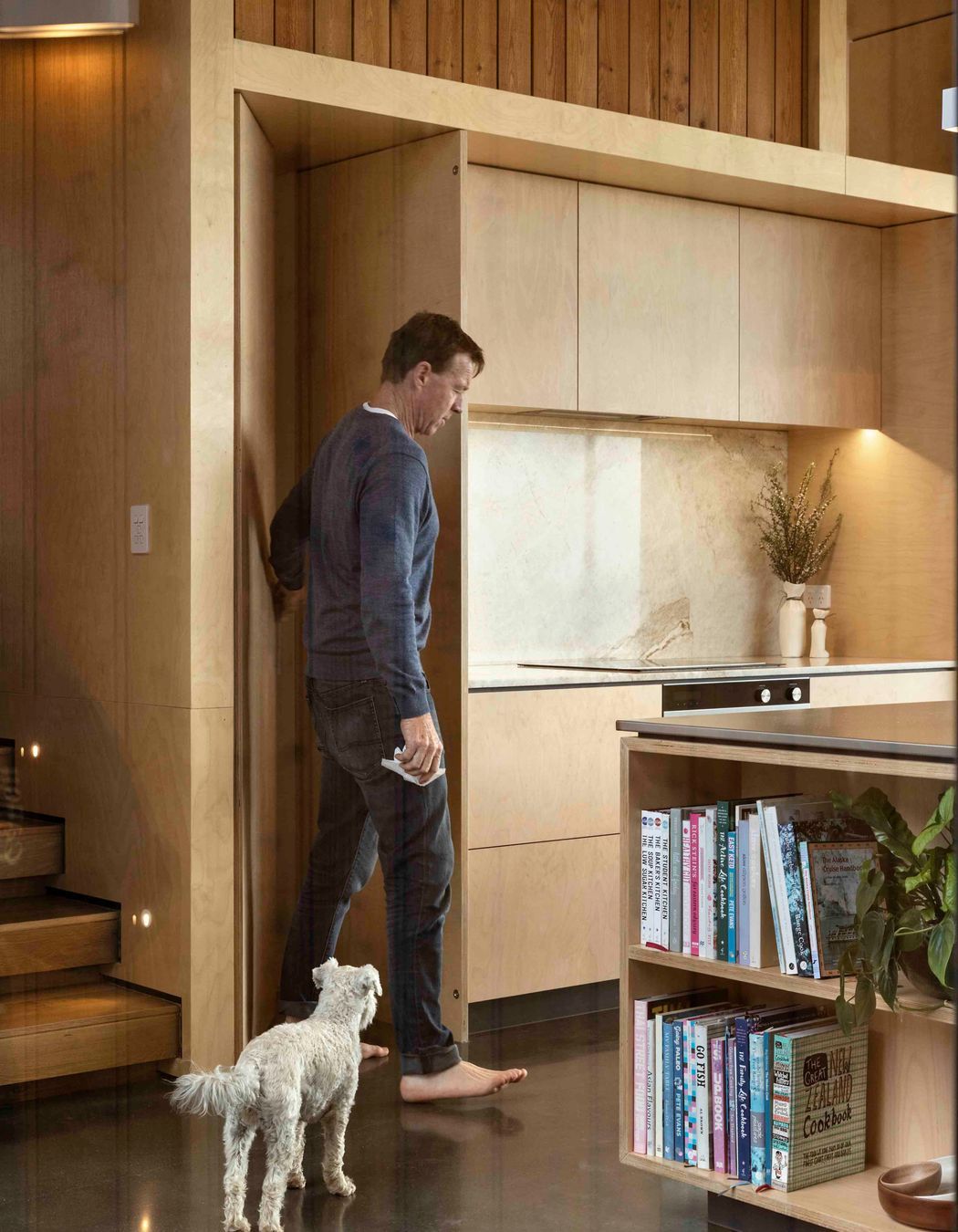 Stepping down from the hallway the ceiling height expands from 2.7 metres to 3.4 meters, creating a generous volume in the living spaces.