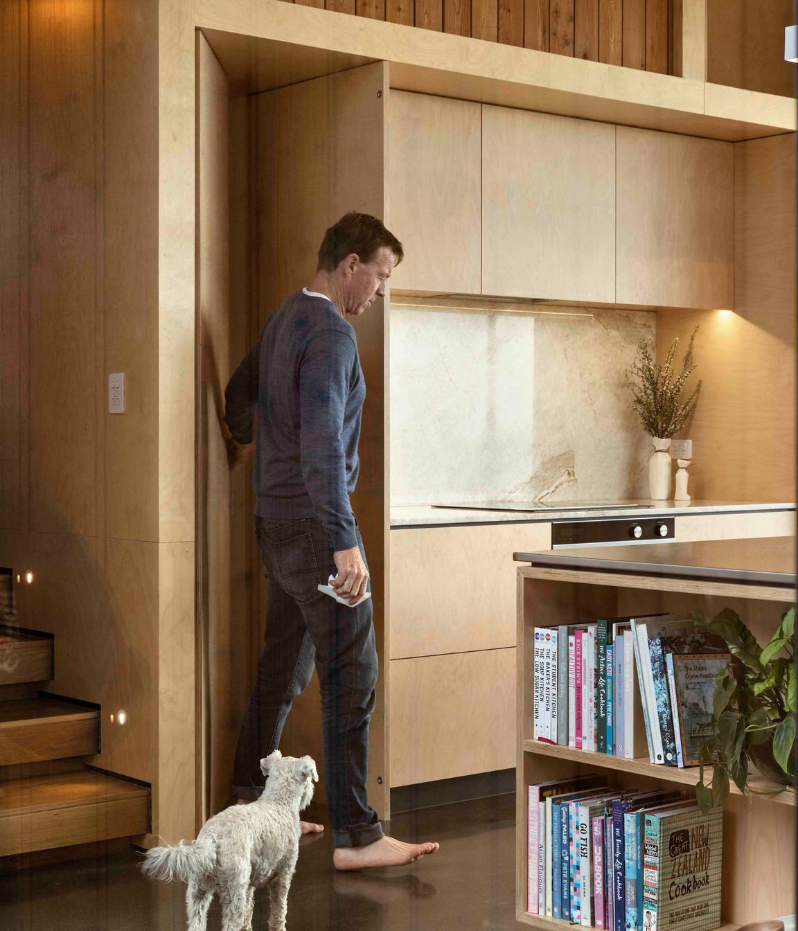 Stepping down from the hallway the ceiling height expands from 2.7 metres to 3.4 meters, creating a generous volume in the living spaces.