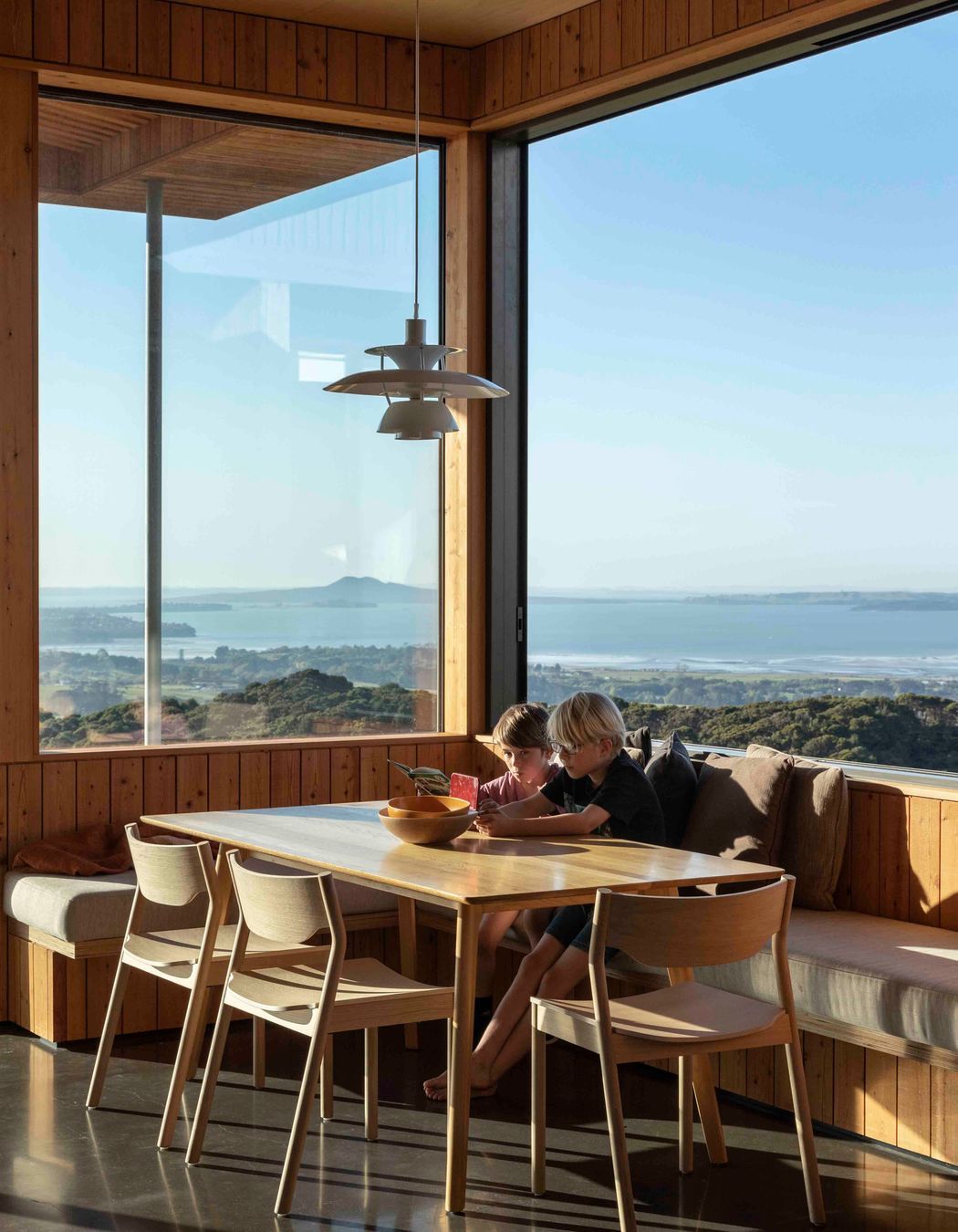 From the kitchen table, panoramic views of the coastline can be enjoyed.