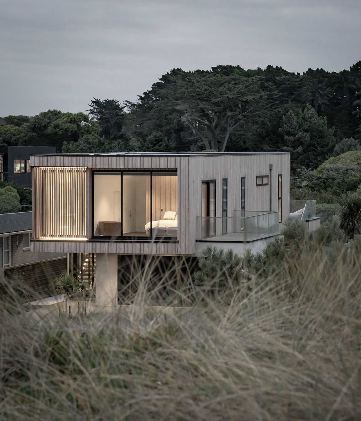 Occupying the entire cantilevered area, a spacious en suite shower room is shielded with larch fins.