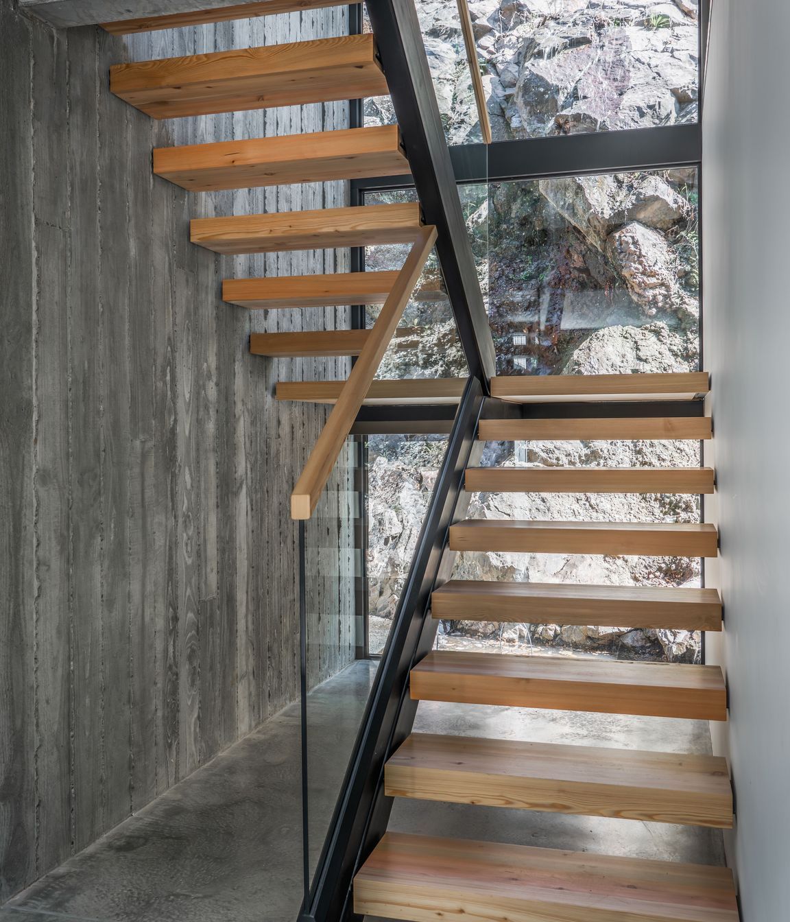 An exposed concrete wall creates a strong synergy between interior and exterior.