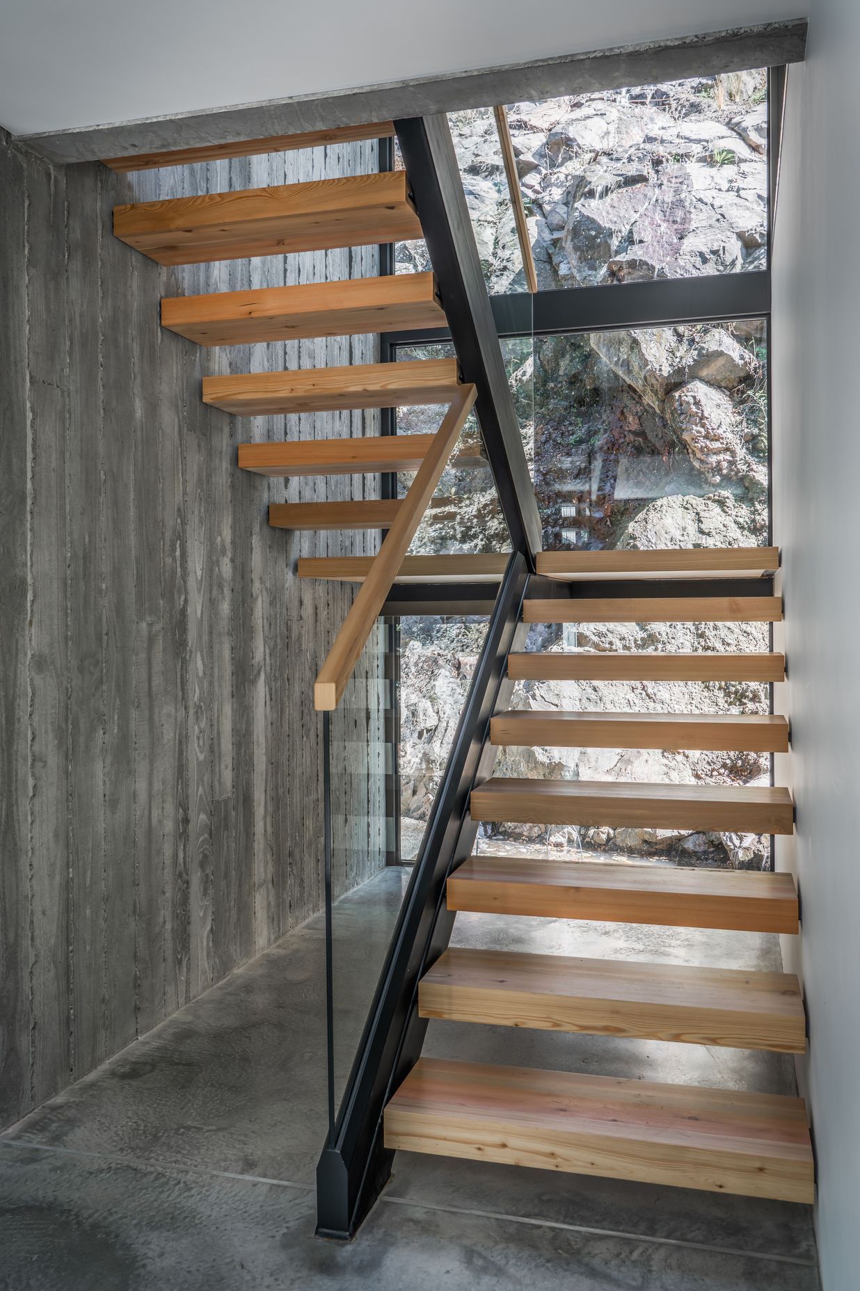 An exposed concrete wall creates a strong synergy between interior and exterior.