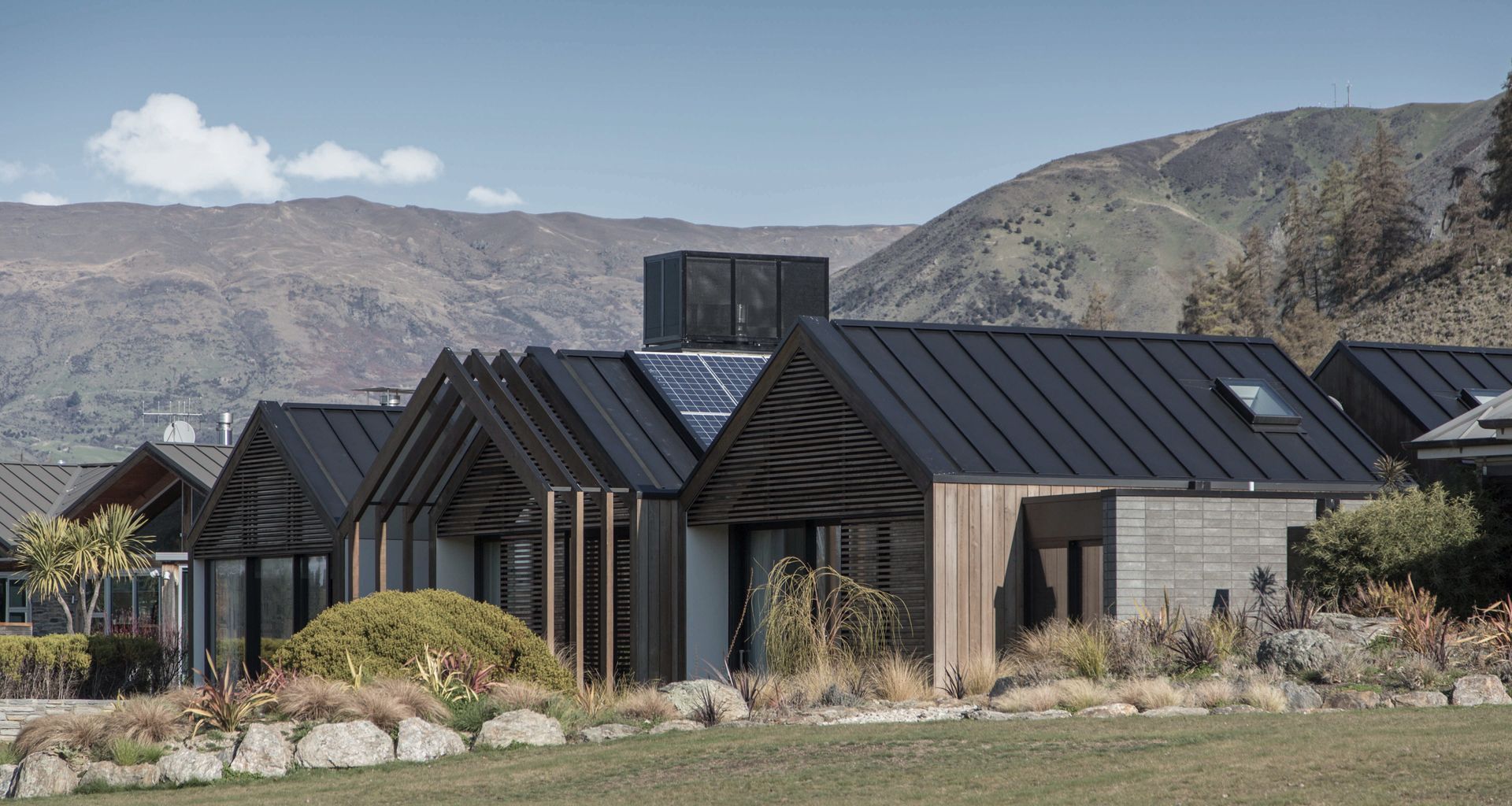Sunrise Bay House | Warren Mahoney Architects banner