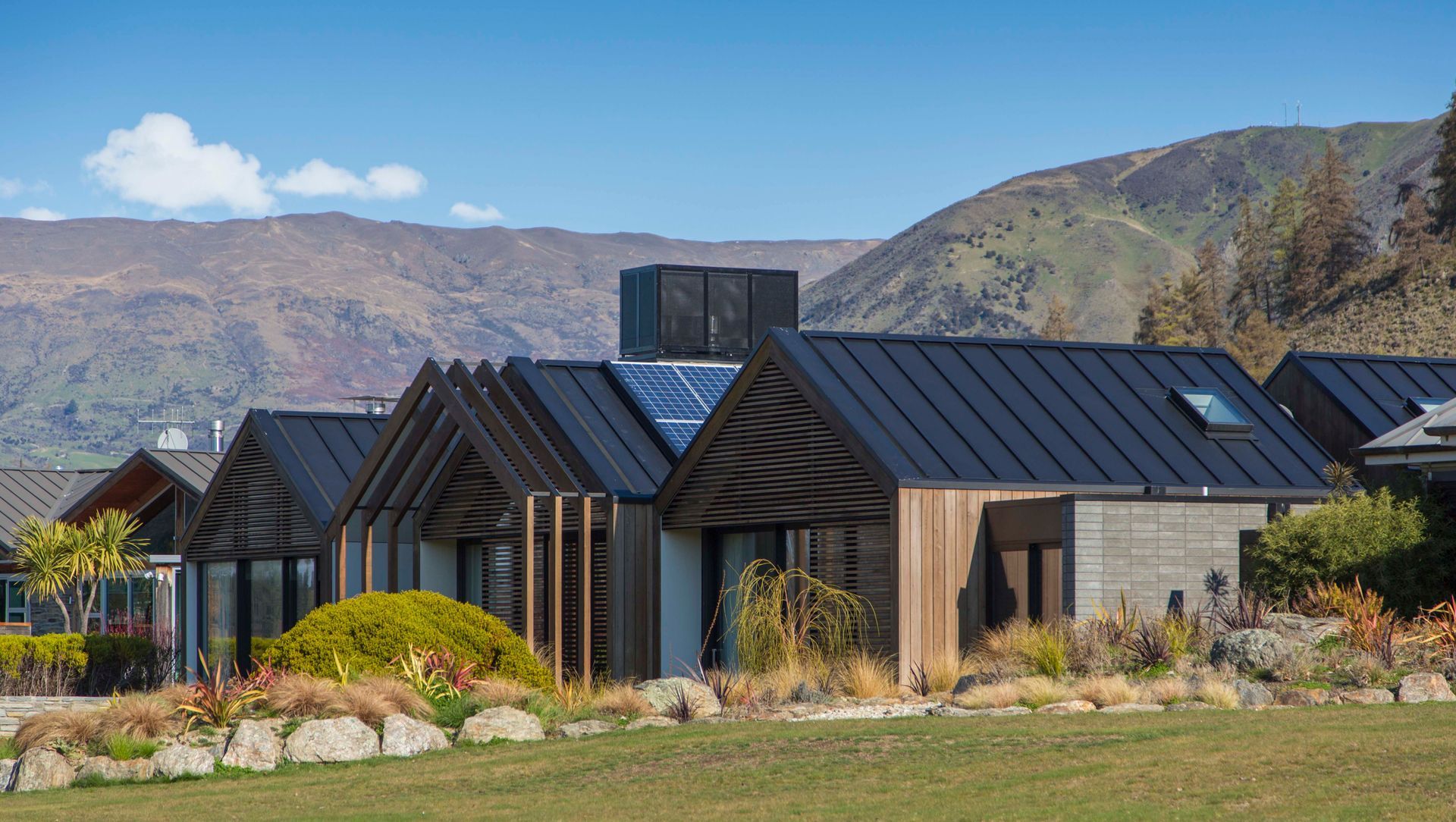 Sunrise Bay House | Warren Mahoney Architects banner