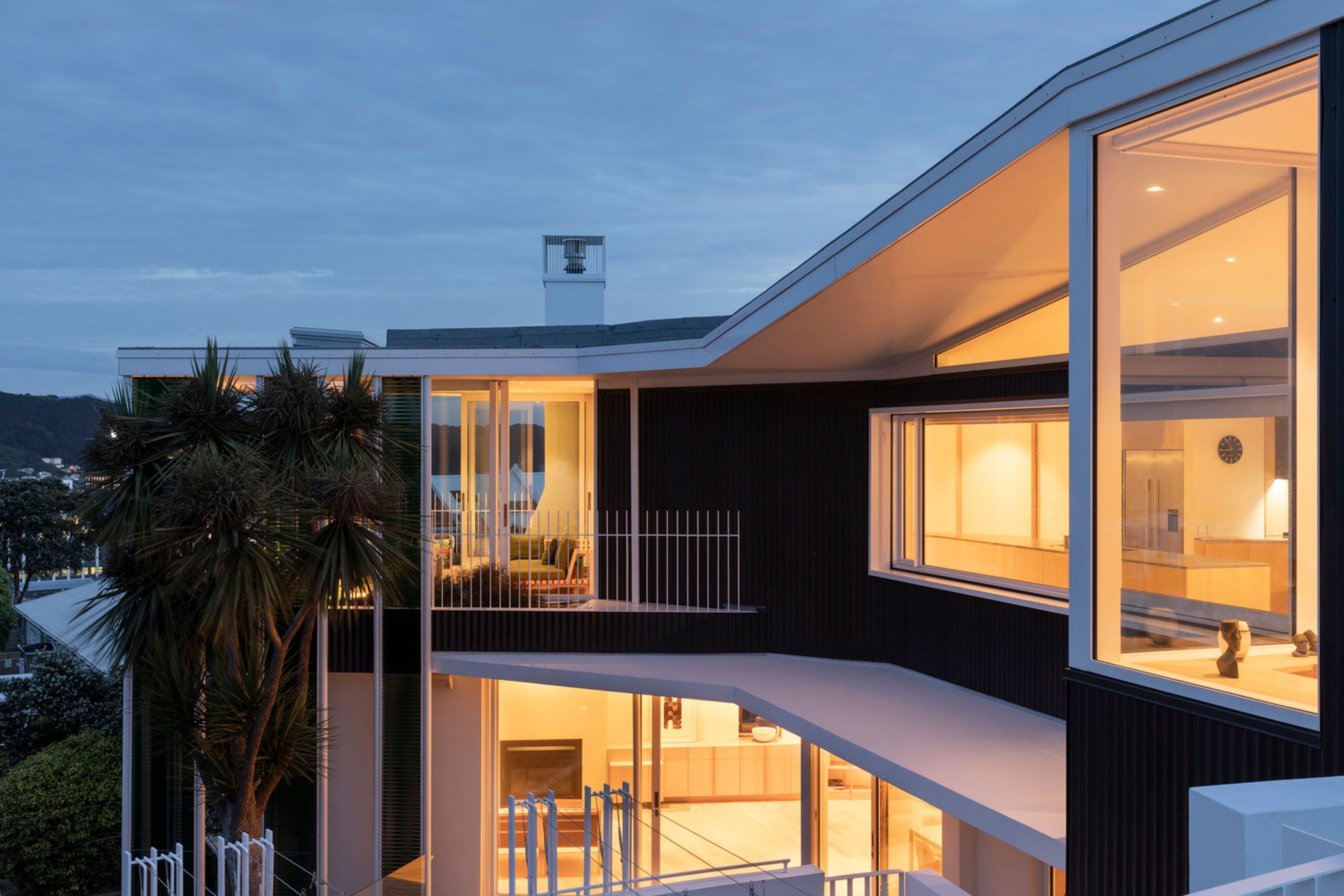 Overlooking Wellington city and harbour, Parsonson Architects' design for a duplex has a bent plan to maximise the sun and views.