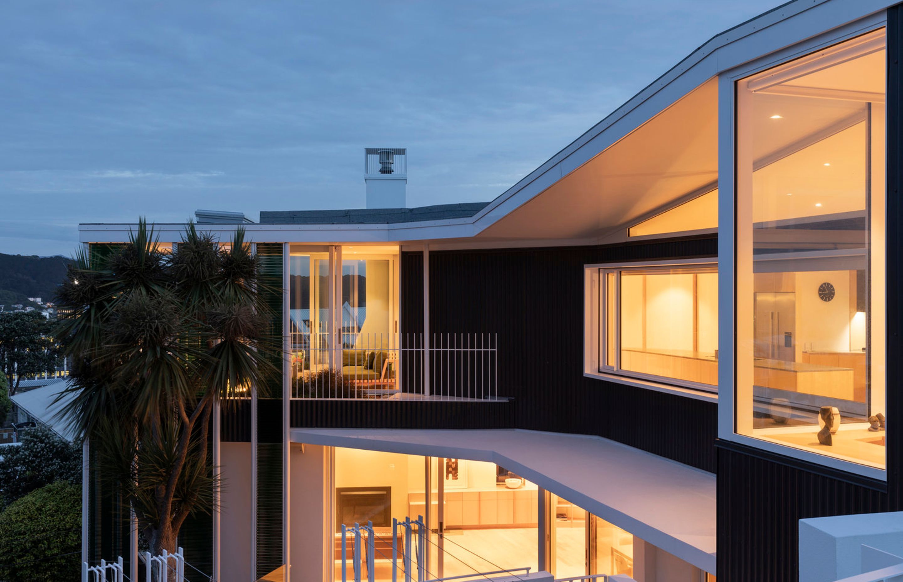 Overlooking Wellington city and harbour, Parsonson Architects' design for a duplex has a bent plan to maximise the sun and views.