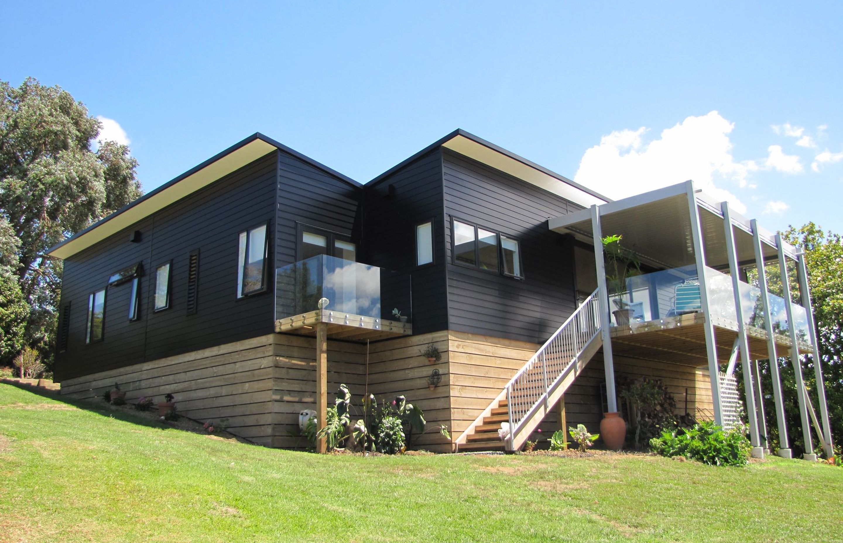 Nu-Wall aluminium weather board (horizontal profile) delivers a low-maintenance cladding for durability in a sea-spray zone.