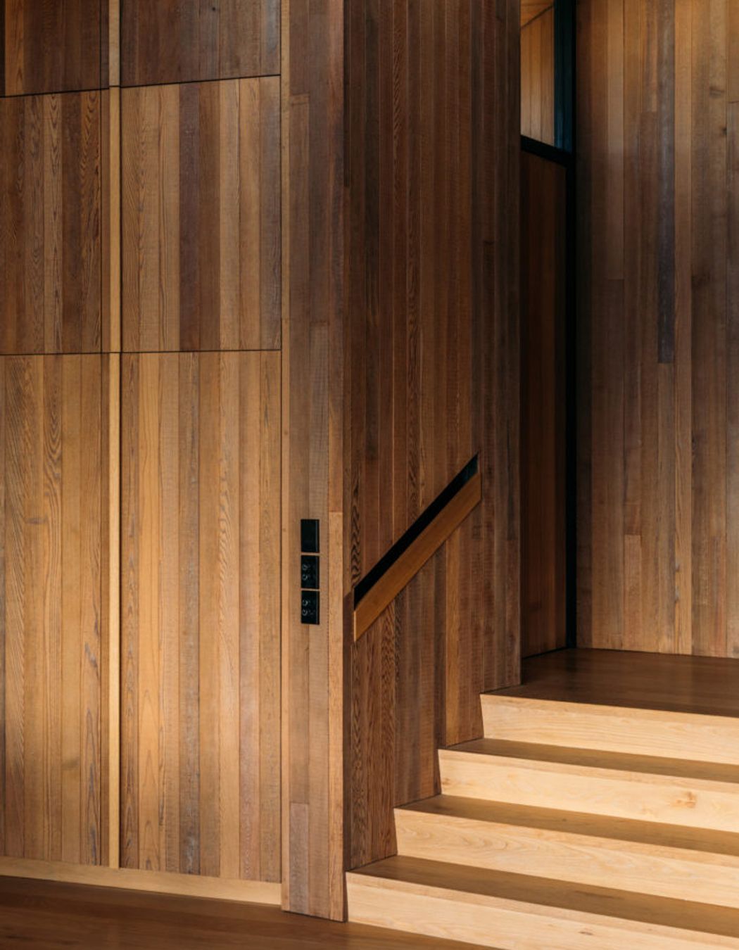 Rather than rely on colour and artworks, the architect has let the natural grain of the cedar provide visual interest.