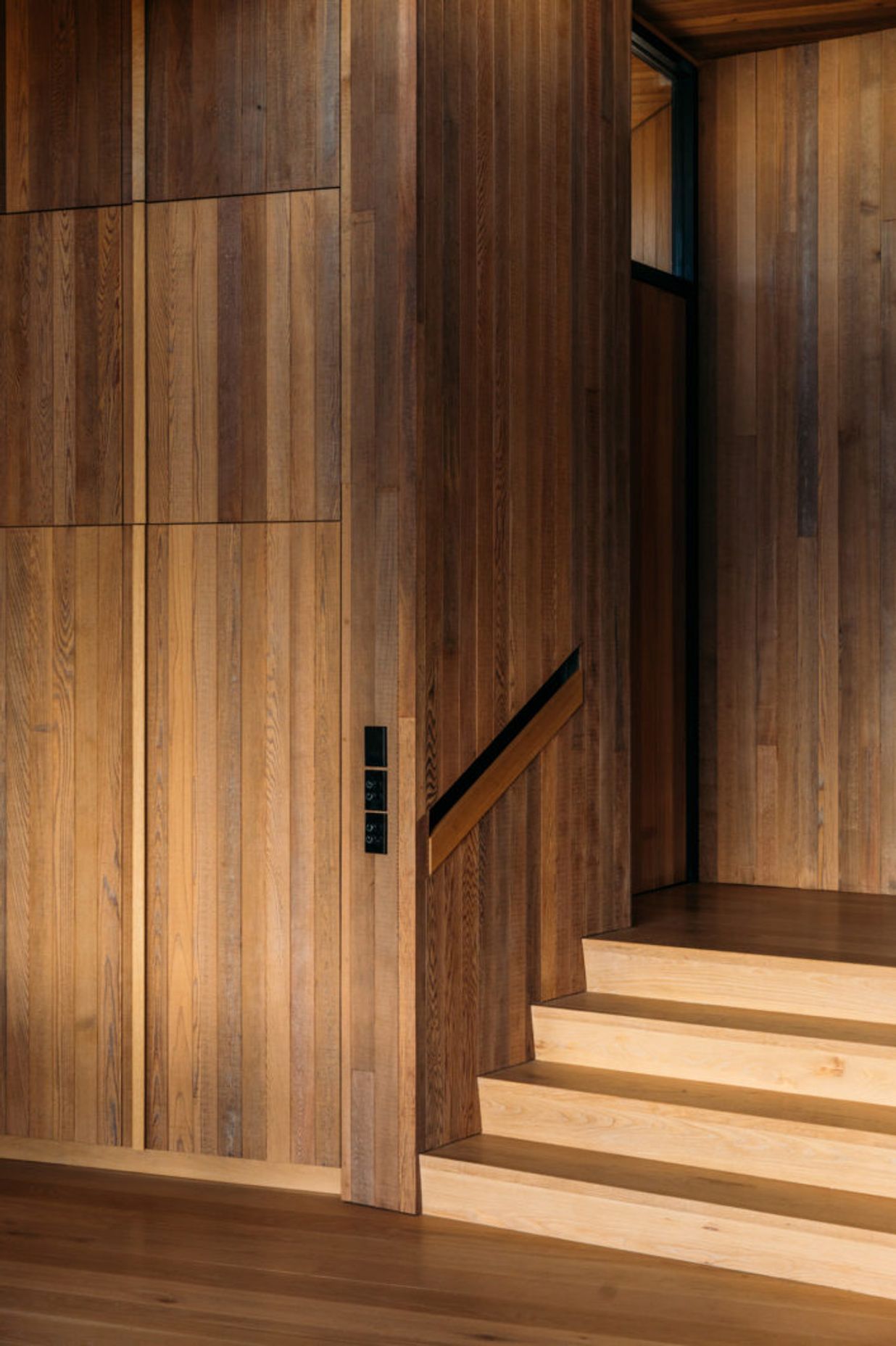 Rather than rely on colour and artworks, the architect has let the natural grain of the cedar provide visual interest.