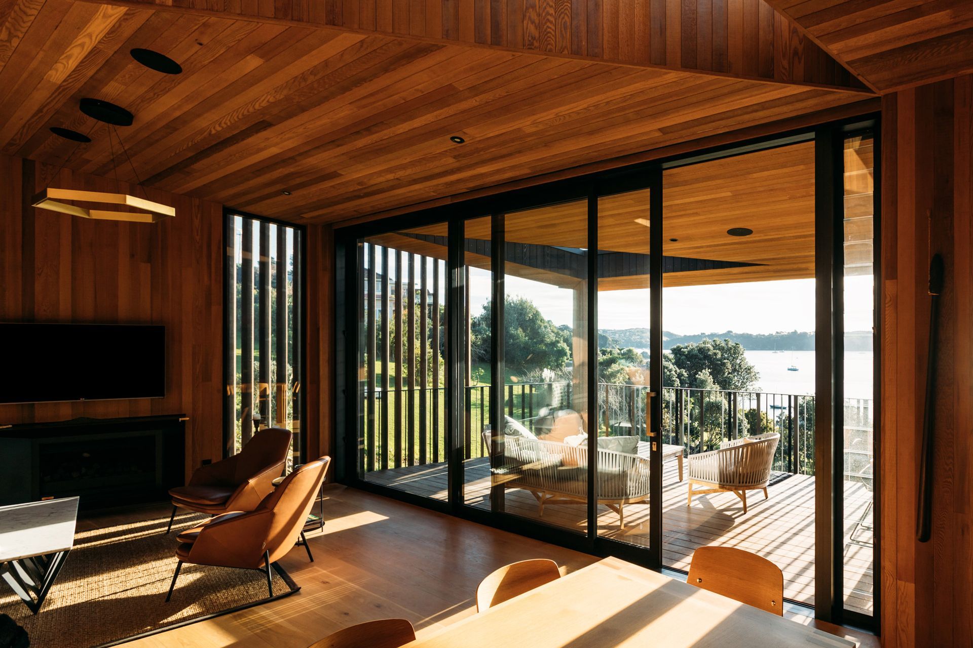 Precise placement of windows and screening elements blocks sightlines to the neighbours and allows the view to come to the fore.