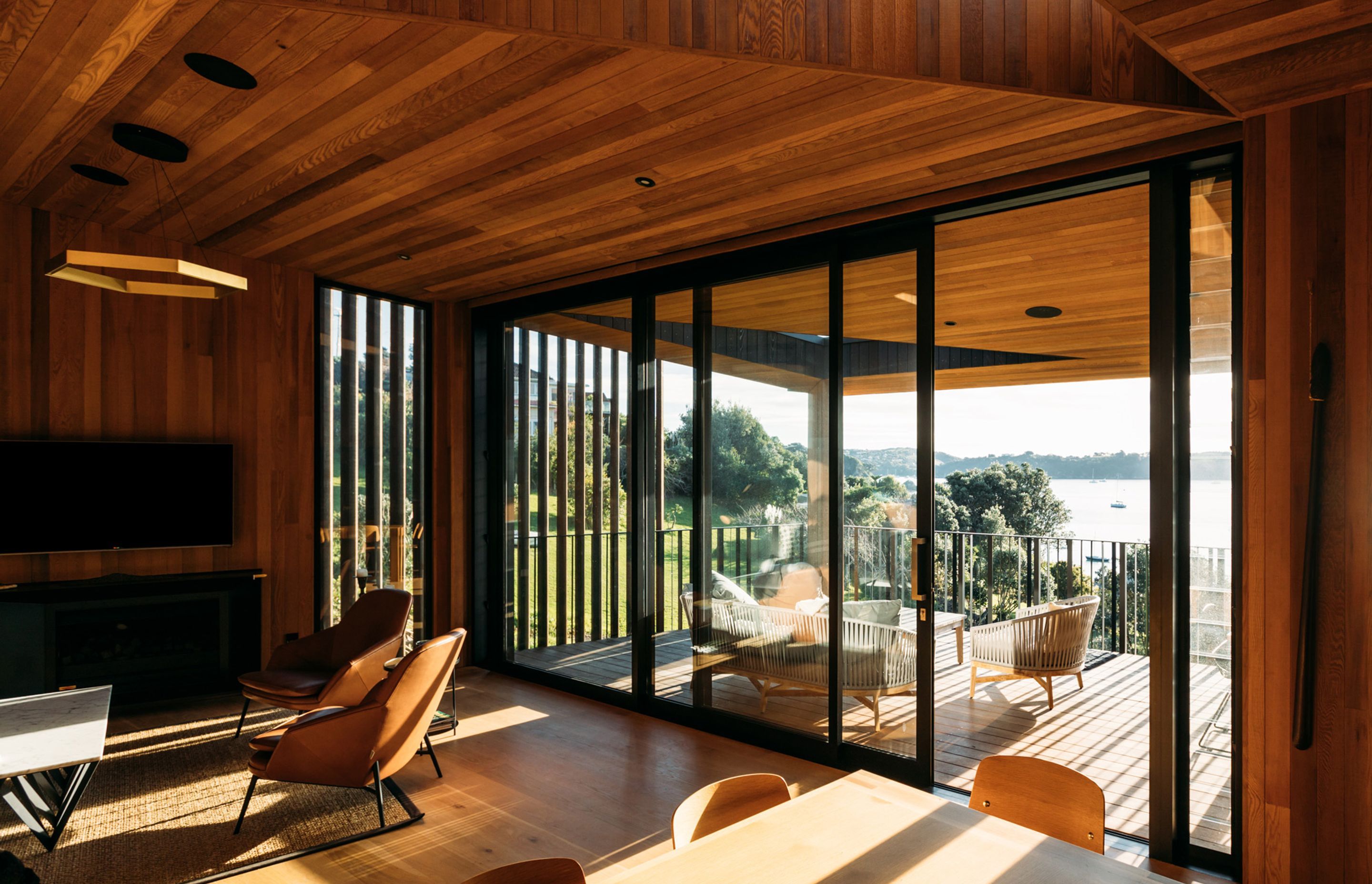 Precise placement of windows and screening elements blocks sightlines to the neighbours and allows the view to come to the fore.