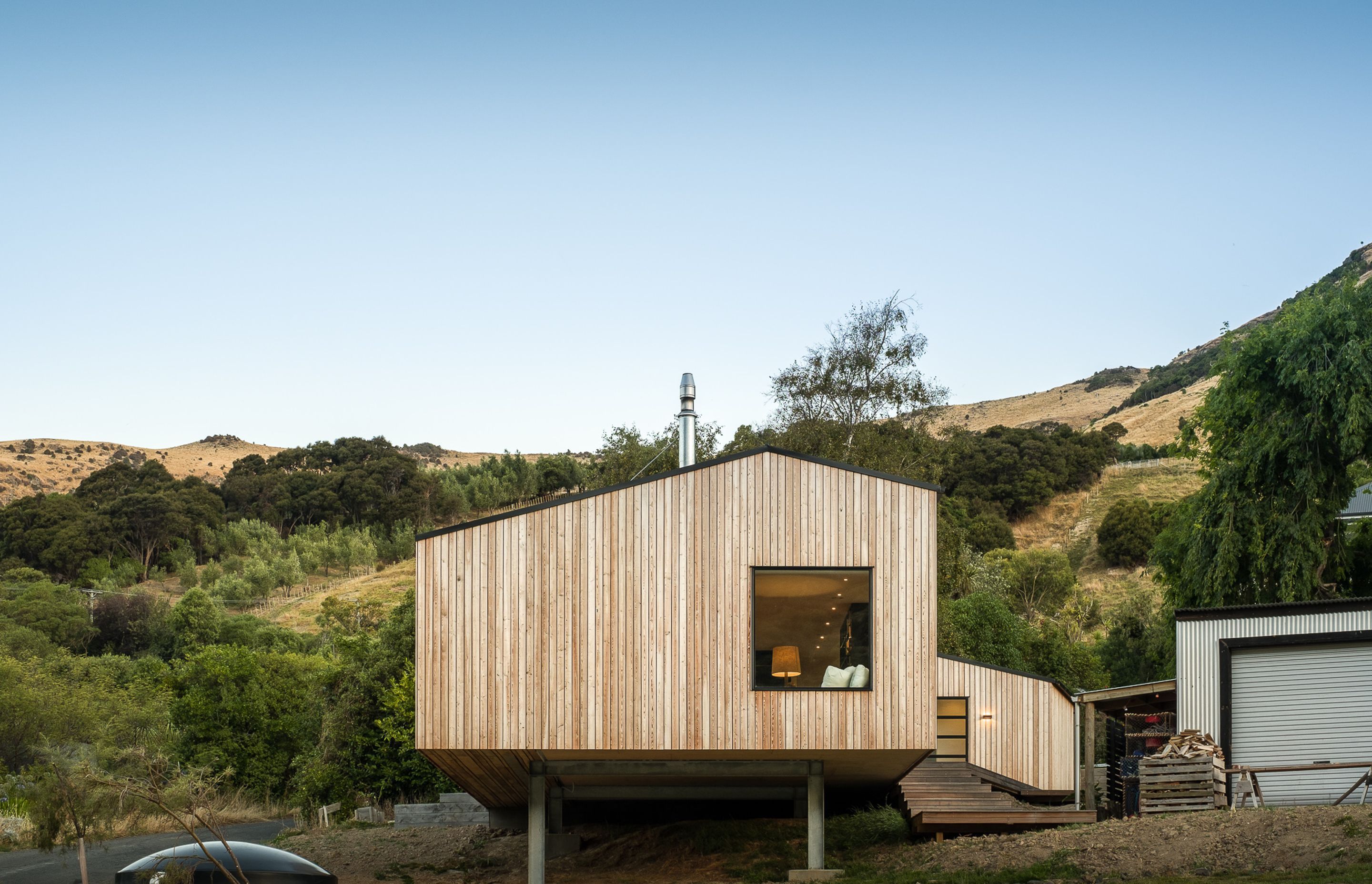 Sea Call was located at the top of the site with the floor cantilevering out from the hillside and the structure kept 'clean' with the use of a couple of simple steel frames.