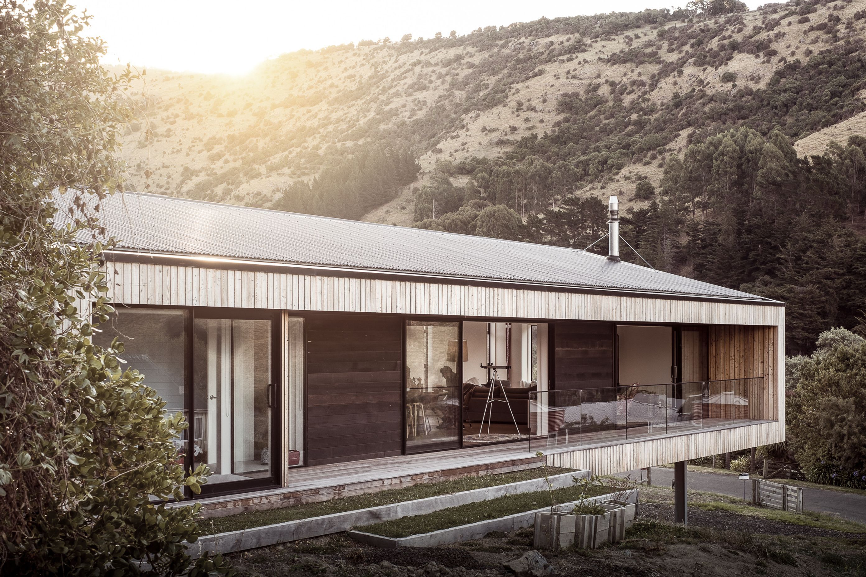 Sea Call is sited in the small settlement of Little Akaloa in the Banks Peninsula, surrounded by rolling hills.