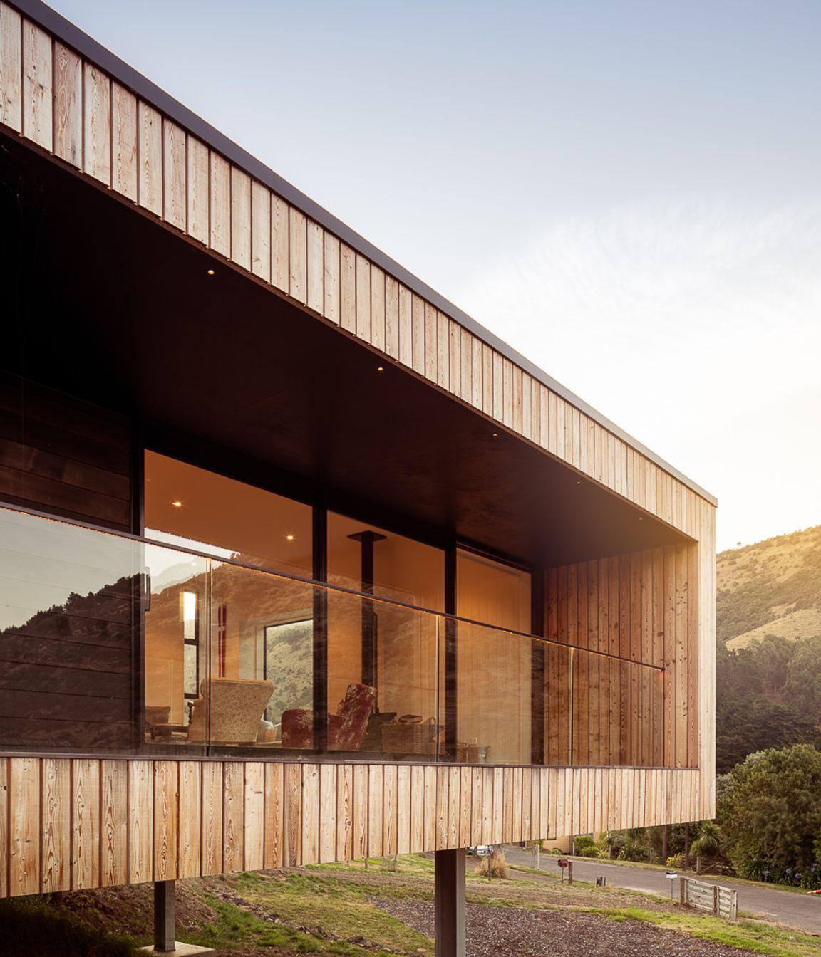 A glass balustrade maximises the view and accentuates the recessive cedar balcony.