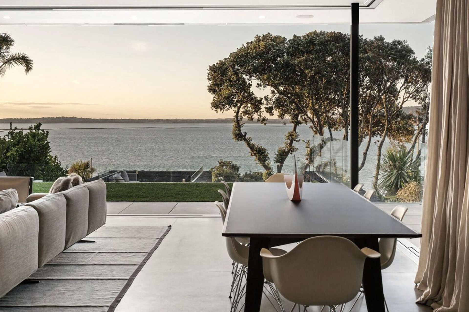 The owners enjoy a coastal lifestyle at Sea Wall House, which is only a 10-minute drive from the centre of Auckland city.