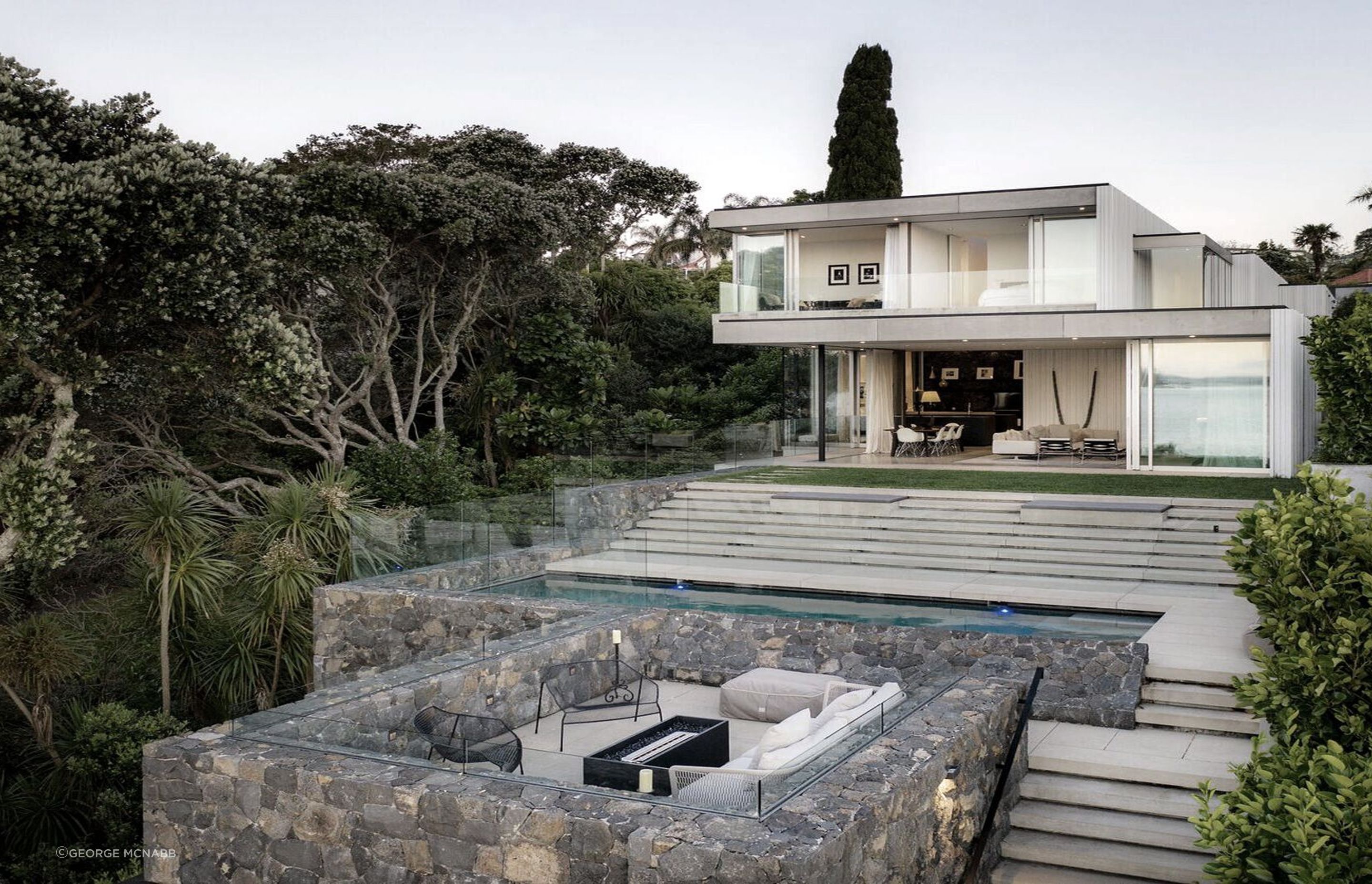Sea Wall House has been laid out to capture views of nature and the architecture from every space, expecially the boats cruising by on the harbour, the neighbouring bush reserve and the swimming pool and outdoor lounge areas.