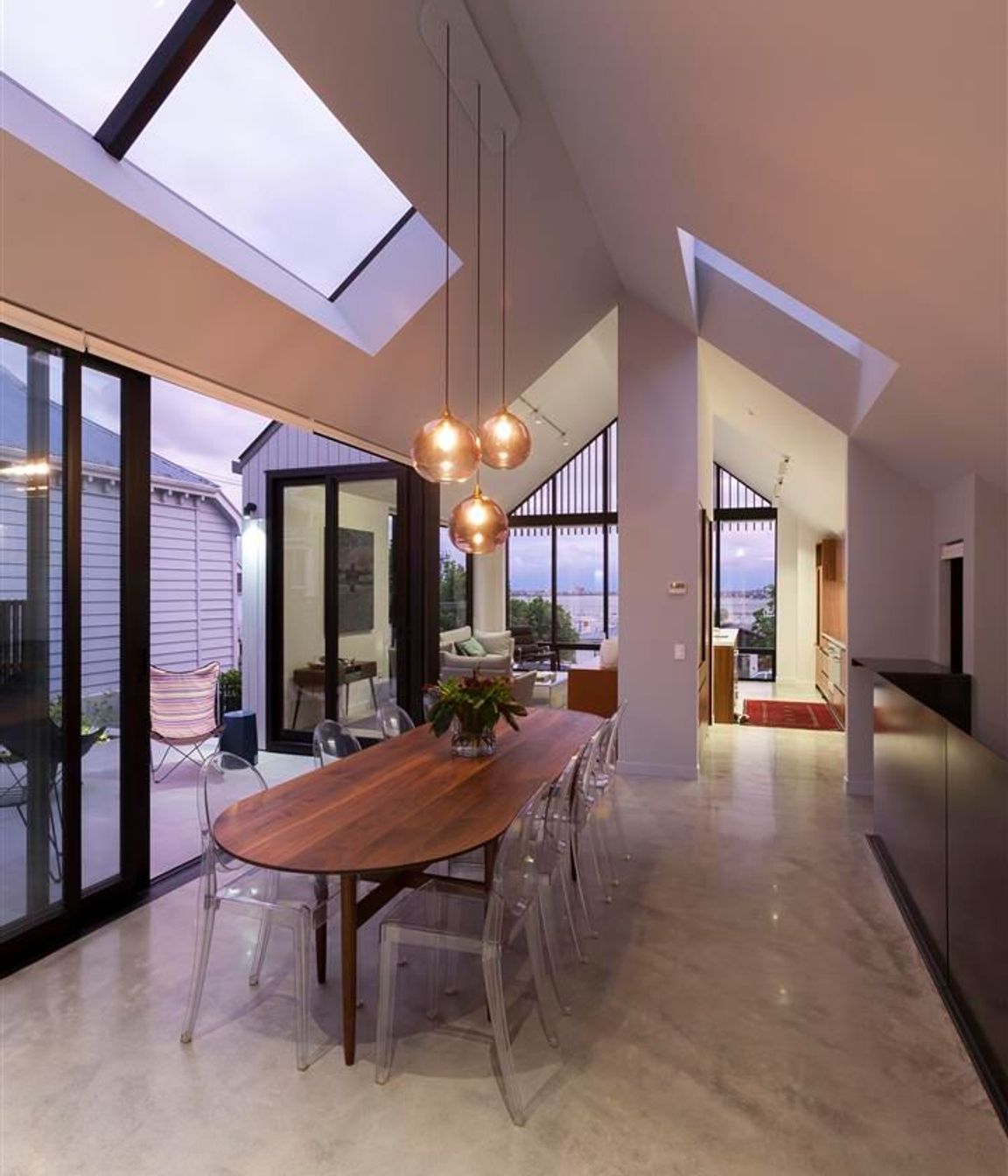 The floor-to-ceiling glazed gable end frames the view of the harbour while the layout of the living area provides clear sightlines from the rear of the level all the way through to the front.