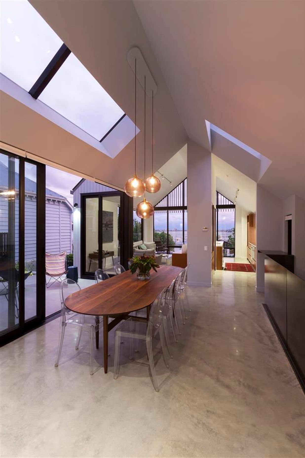 The floor-to-ceiling glazed gable end frames the view of the harbour while the layout of the living area provides clear sightlines from the rear of the level all the way through to the front.
