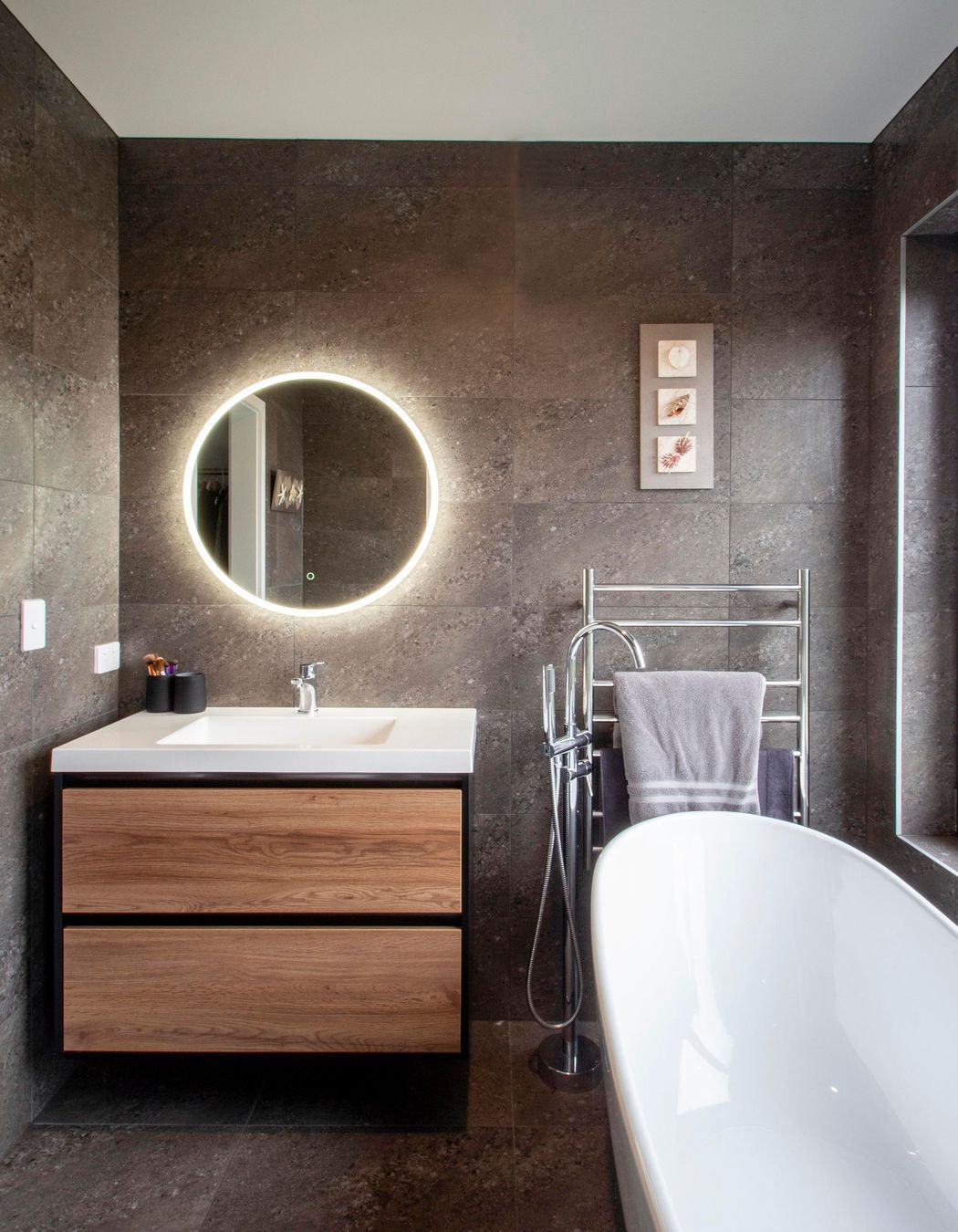 The en suite bathroom.