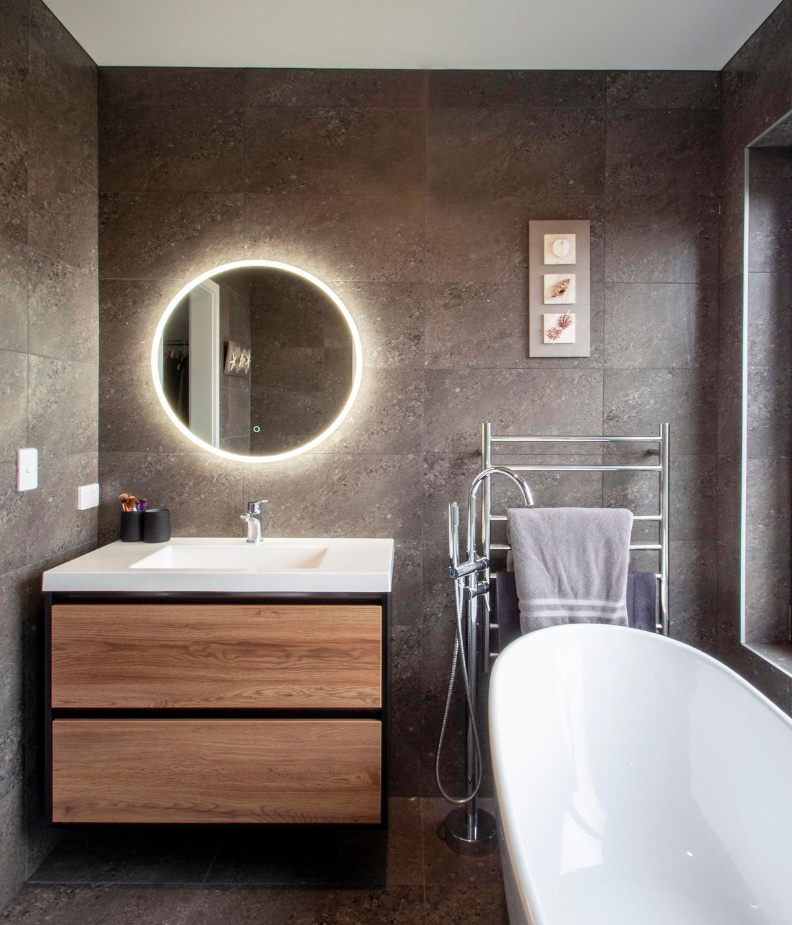 The en suite bathroom.