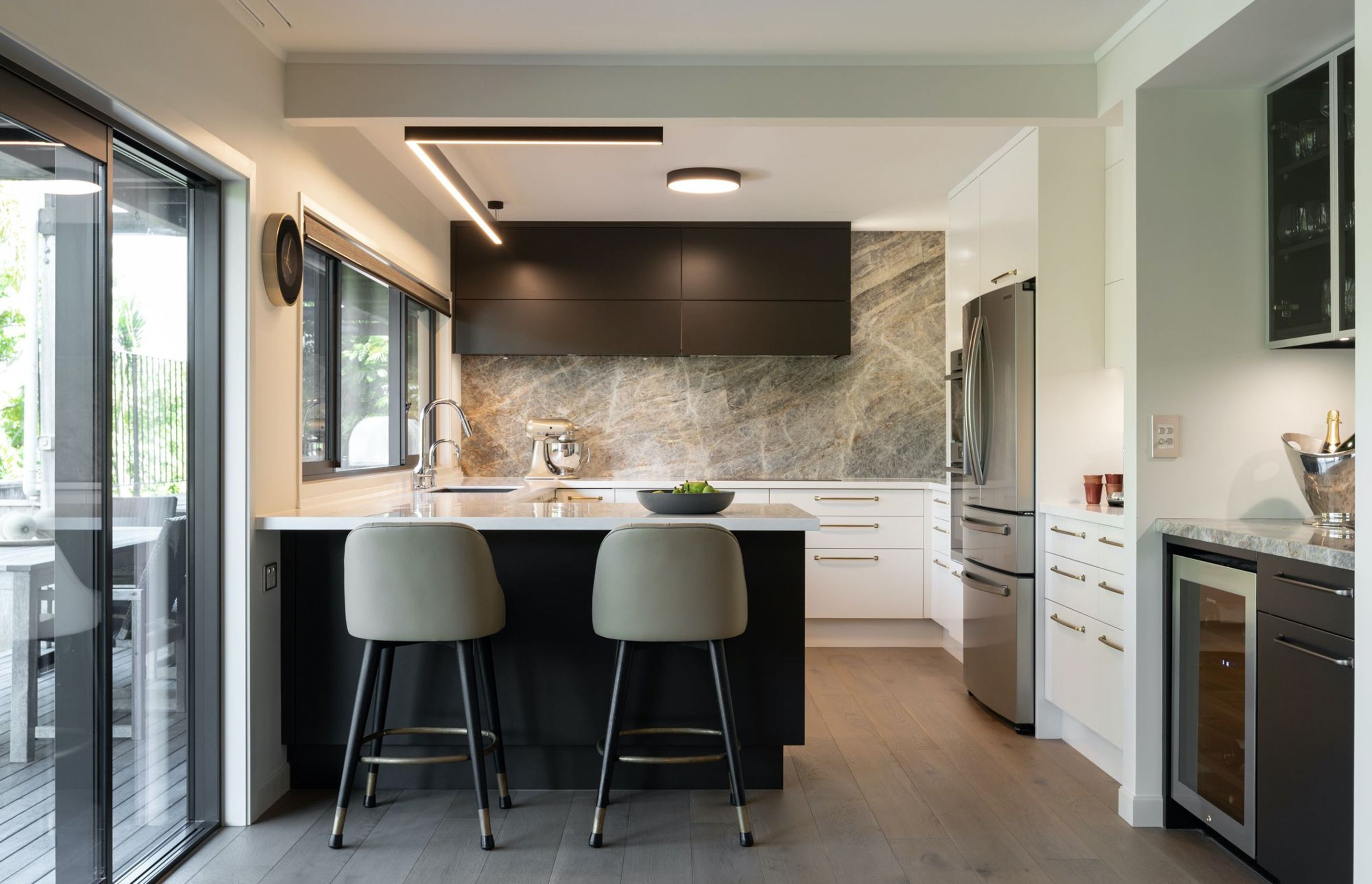 This contemporary, elegant G-shaped kitchen is a prime example of how to achieve the “Wow” factor while working within an existing footprint. Designed to not only look spectacular but also include clever design elements, the clients enjoy the extra space 