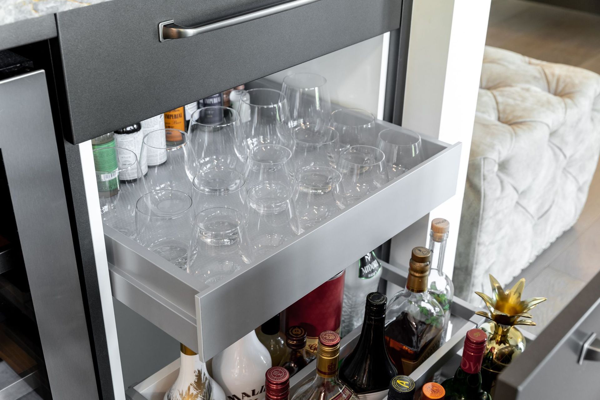 Clever storage features were integrated throughout the kitchen. Spirits, mixers and glasses are easily accessible beneath the Bar with full-extension Grass NovaPro drawer runners by Häfele.
