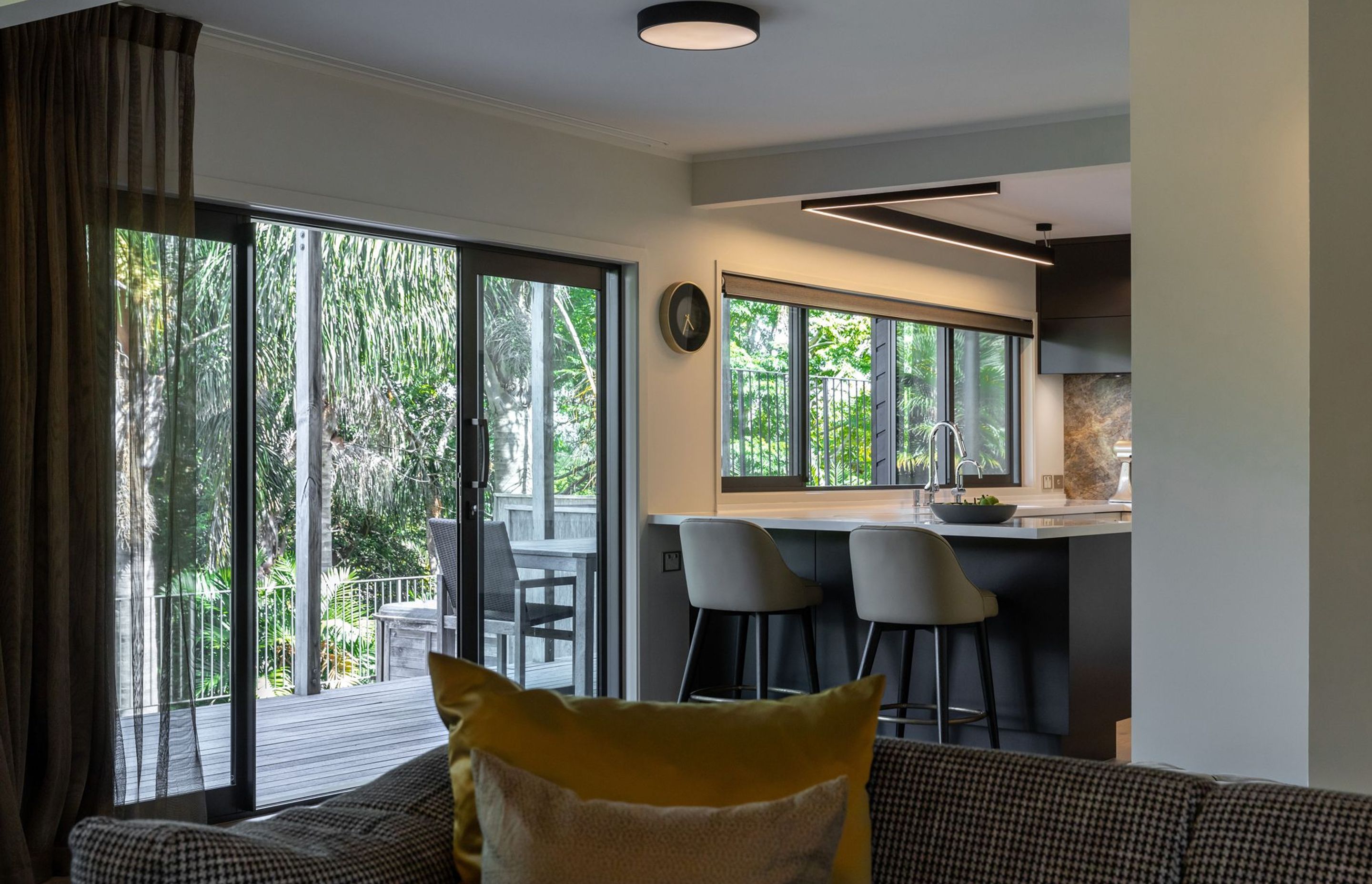 In unison with Donna White Interiors, we selected a coherent palette of golden highlights, deep nespresso and champagne hues, for a timeless curated result. The bush reserve provides a tranquil private outlook flowing seemlessly from the kitchen.