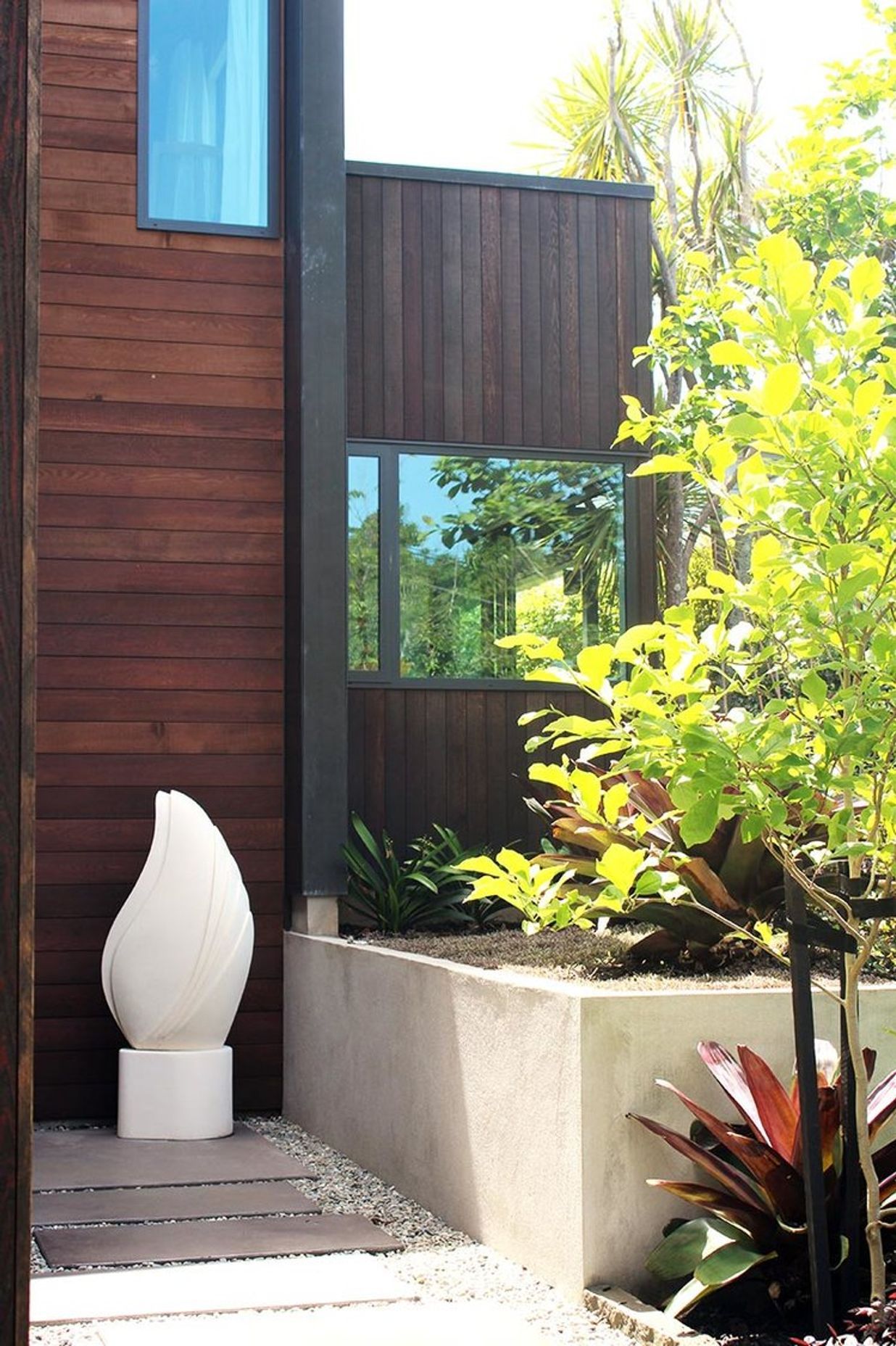 The warm tones of rich cedar weatherboards and cedar slats create a softness next to the dark grey zinc clad walls.