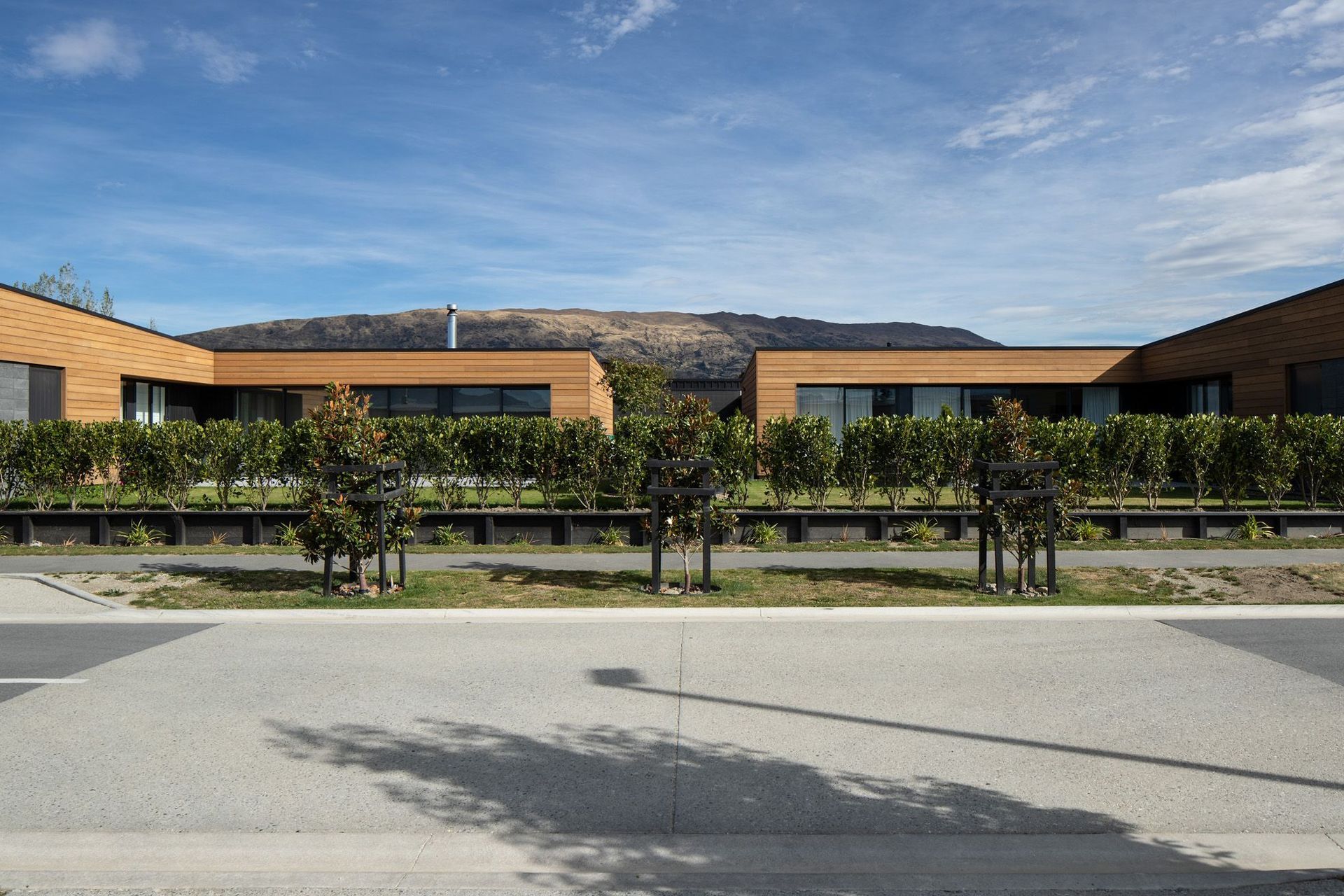The Stackbrae development seen from one of the laneways with its L-shaped houses that mirror one another on plan.