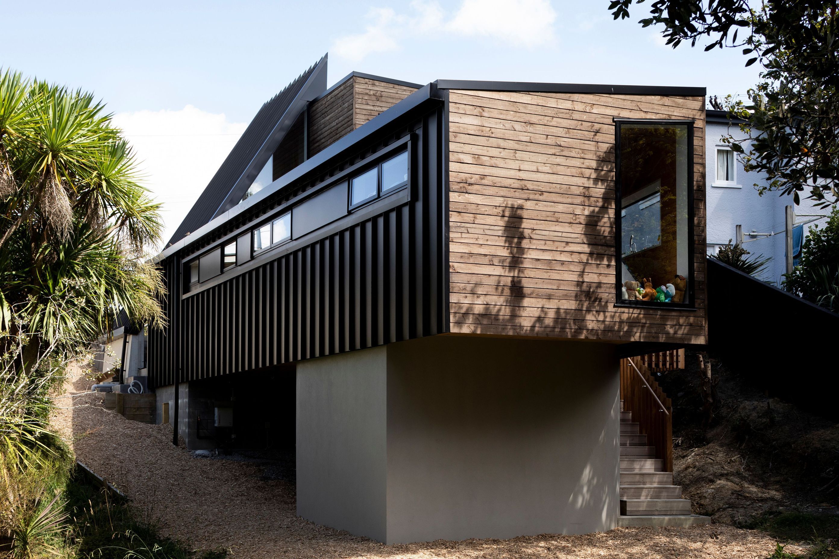 The walls, floors and roof are all prefabricated CLT panels and ICF, which enabled the superstructure of the Tuarangi House to be erected within 10 days from foundation up.