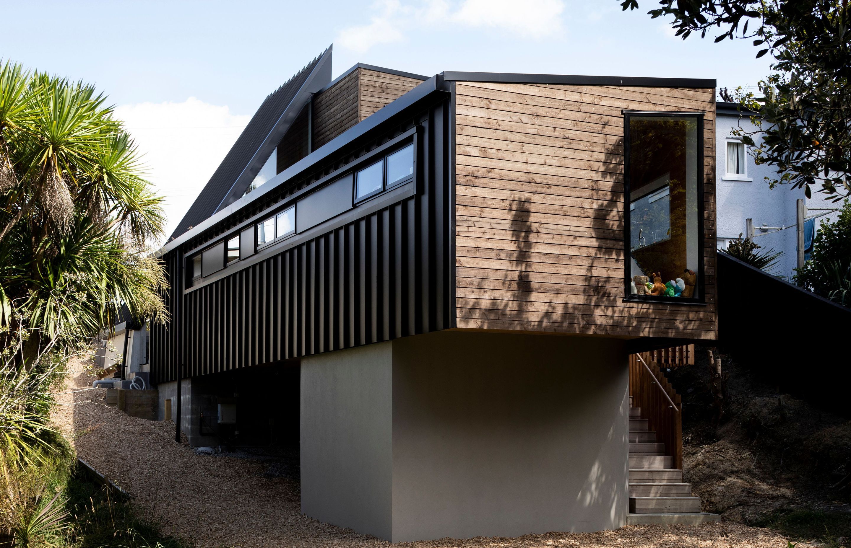 The walls, floors and roof are all prefabricated CLT panels and ICF, which enabled the superstructure of the Tuarangi House to be erected within 10 days from foundation up.