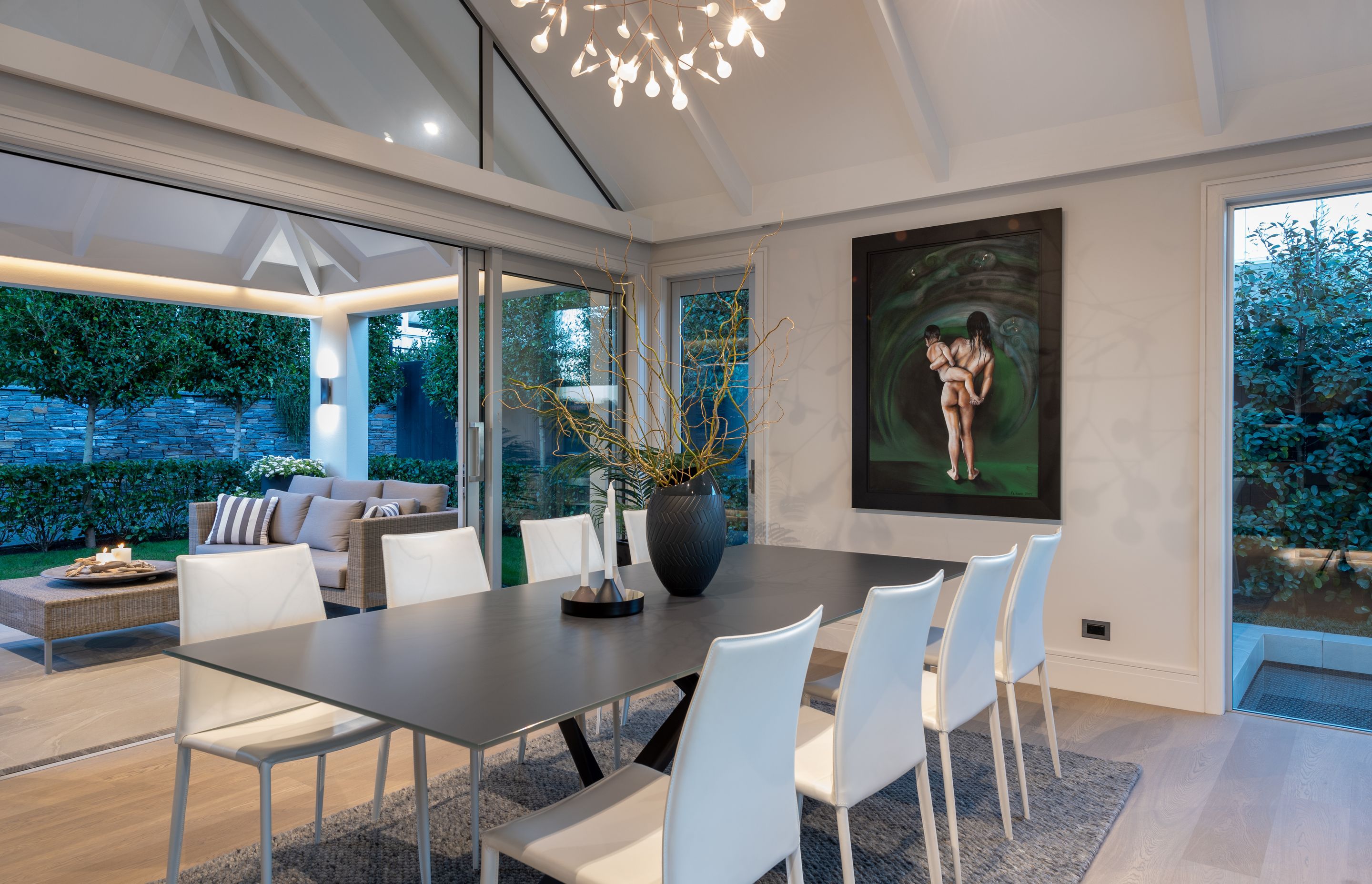 Dining room opening onto the loggia