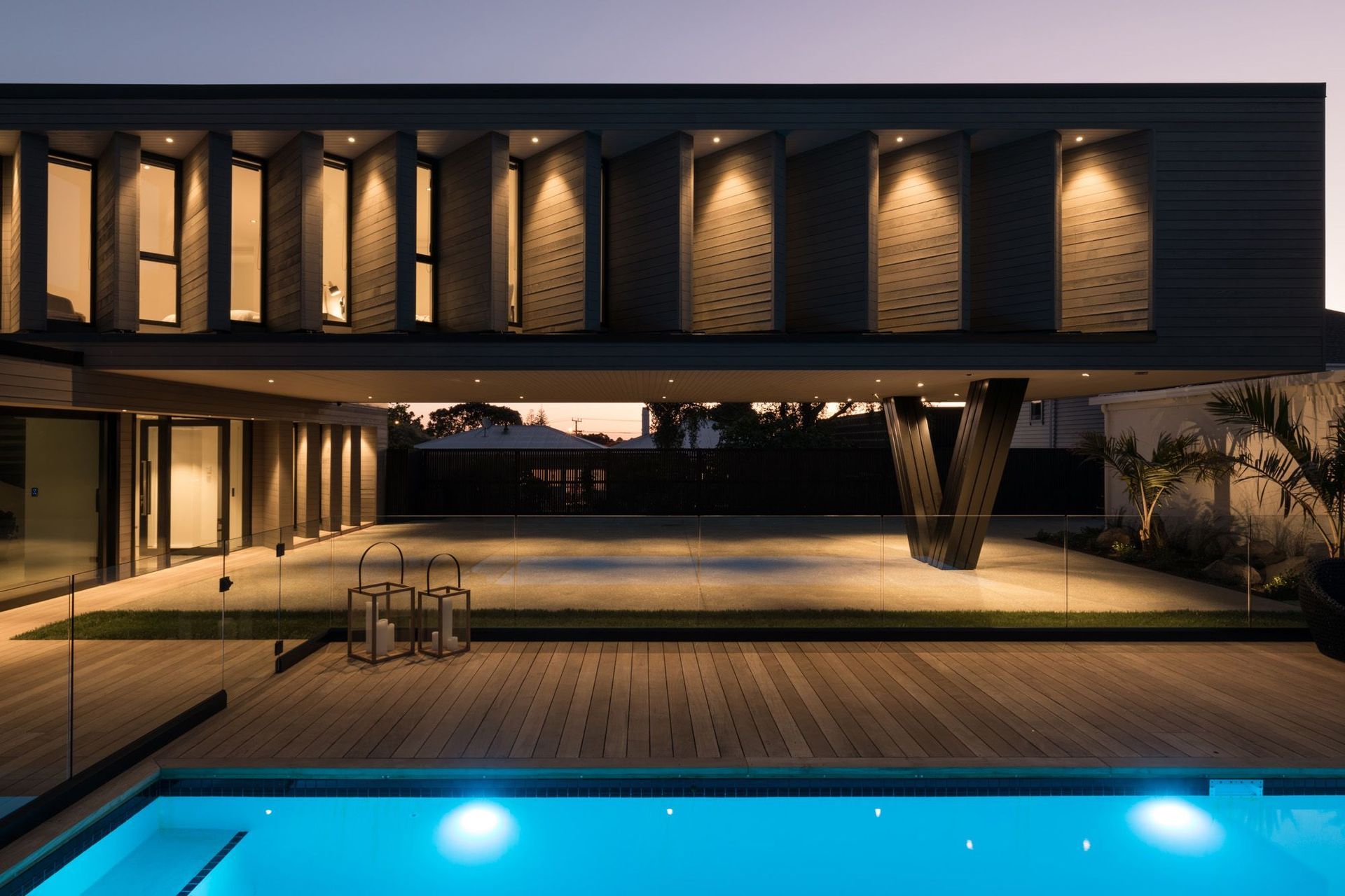 Located in Takapuna near the coast and the city, this Kiwi modernist house is centred around a pool and courtyard – perfect for family life.