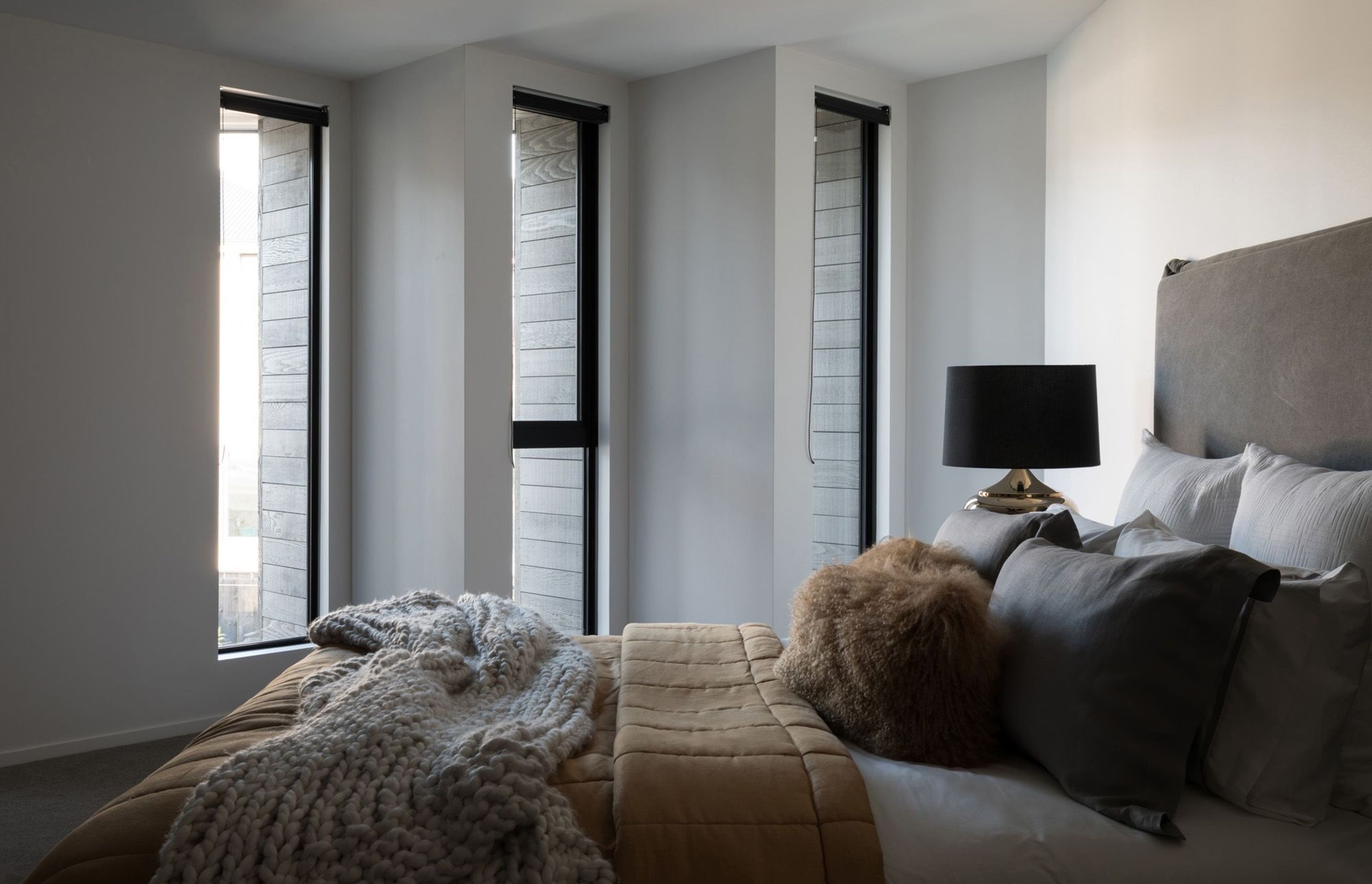 Staggered windows draw light into the upstairs bedrooms but, to maintain privacy, they have been recessed and arranged on an angle.