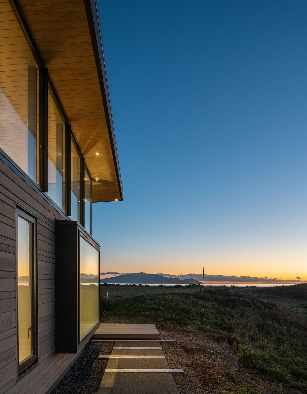 To give the structure a sense of place, the floor plane was sunken into the sand dunes.