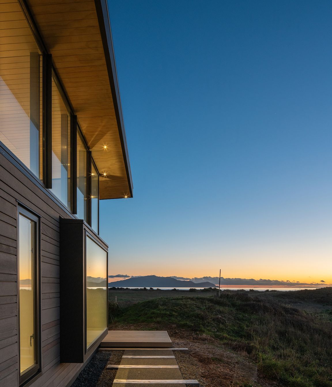 To give the structure a sense of place, the floor plane was sunken into the sand dunes.